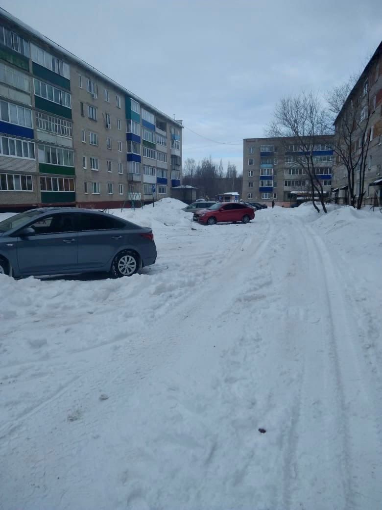 В городе продолжается уборка дворов от снега