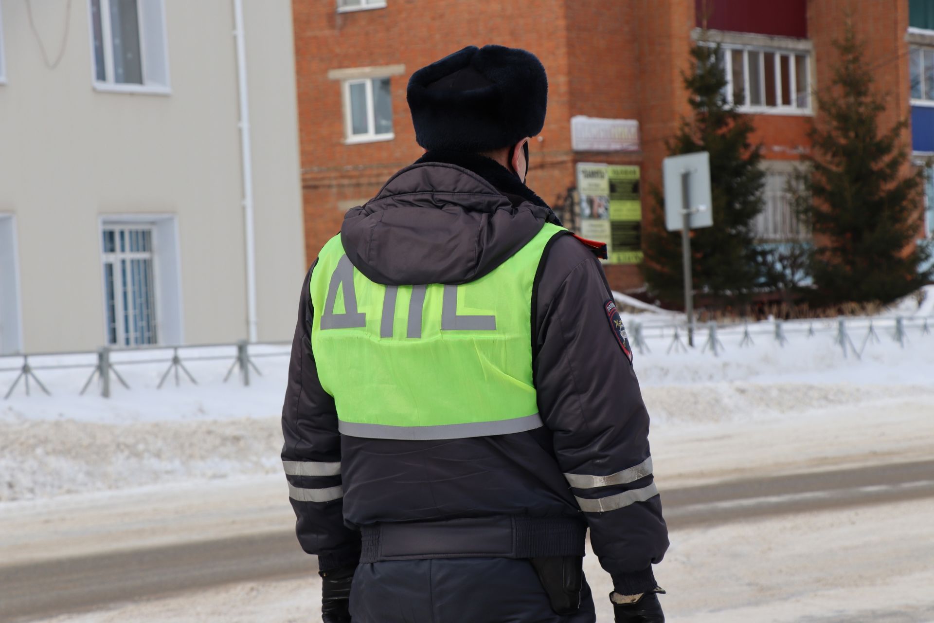 Сотрудники ГИБДД вручили розы и тюльпаны менделеевским автоледи