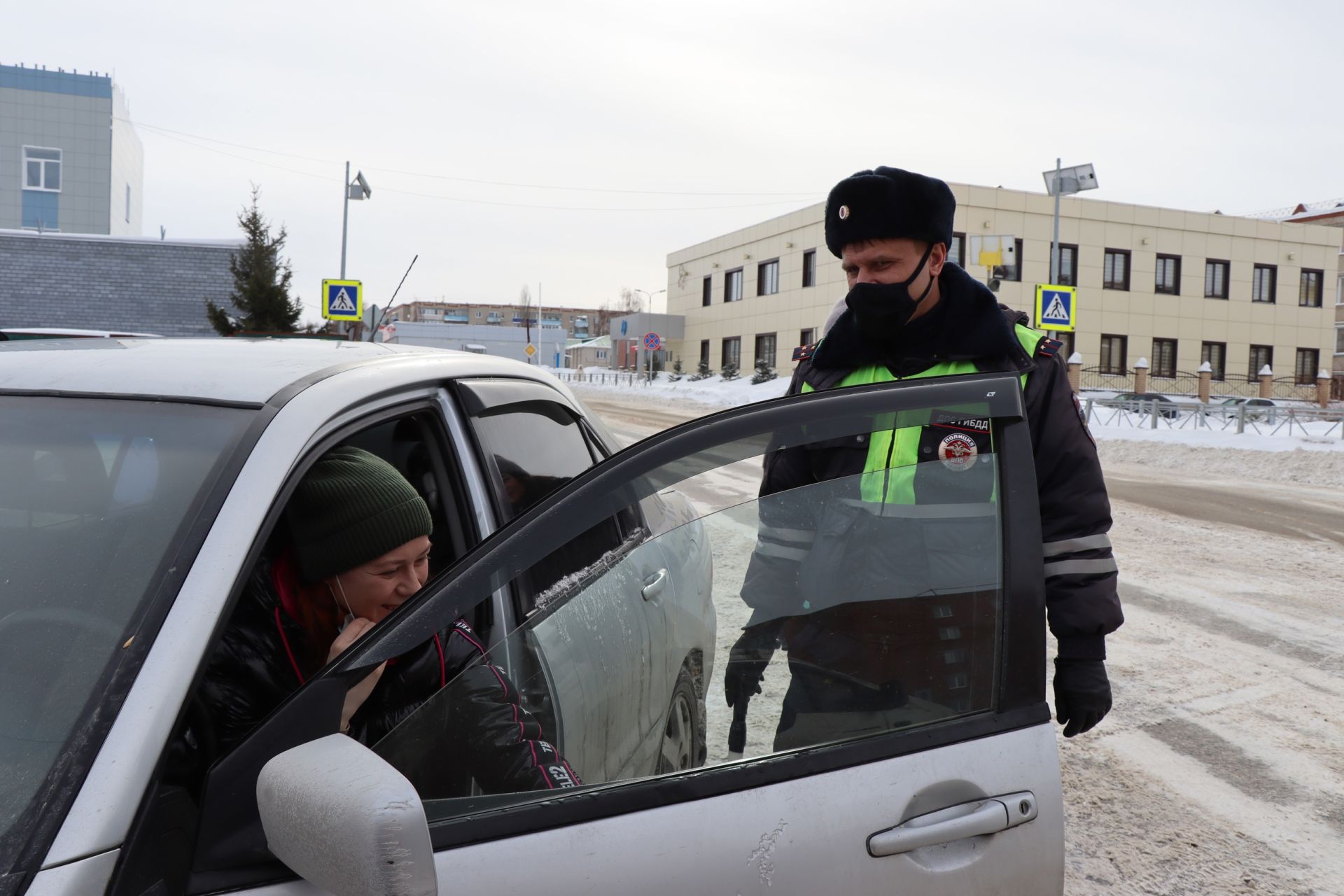 Сотрудники ГИБДД вручили розы и тюльпаны менделеевским автоледи