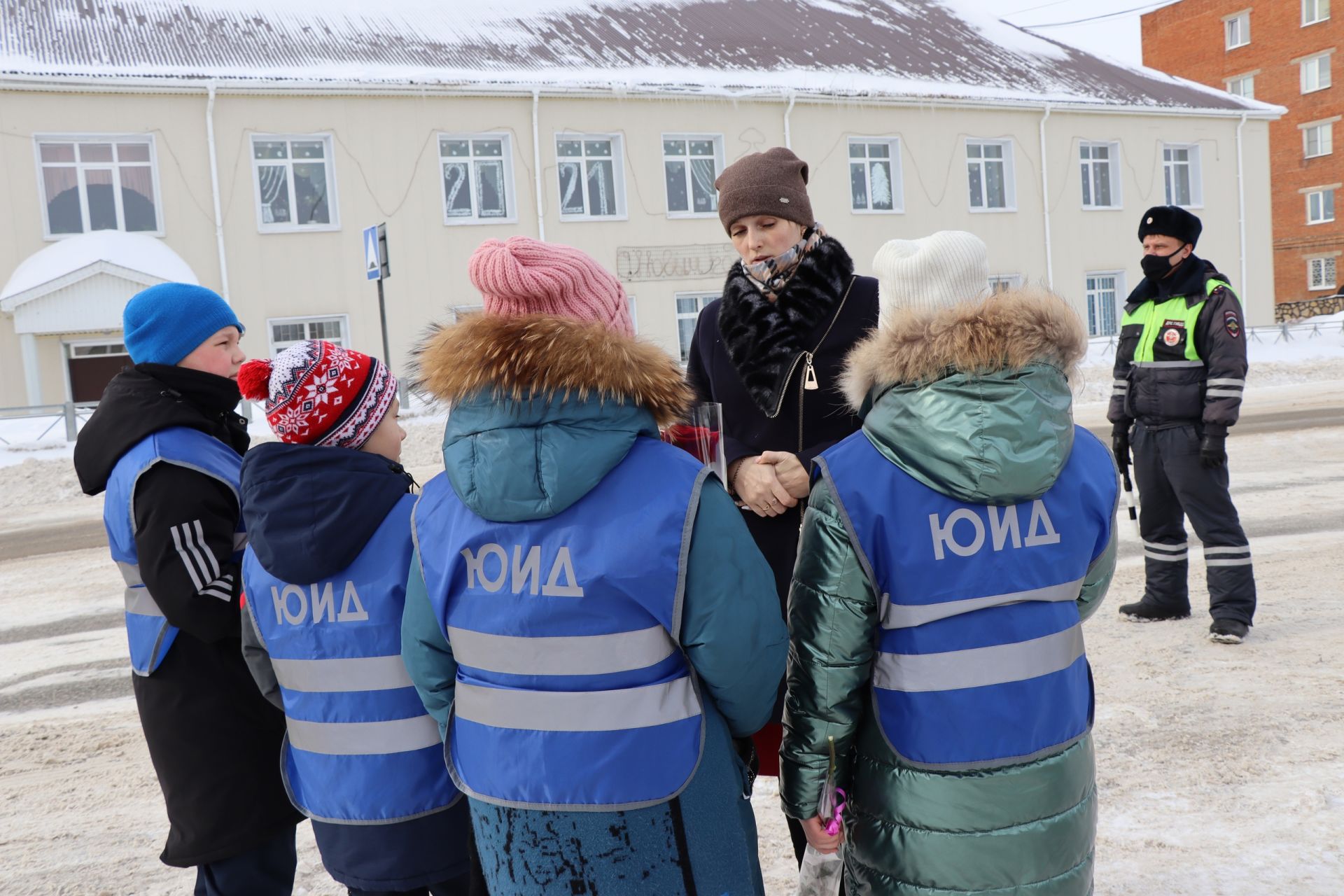 Сотрудники ГИБДД вручили розы и тюльпаны менделеевским автоледи