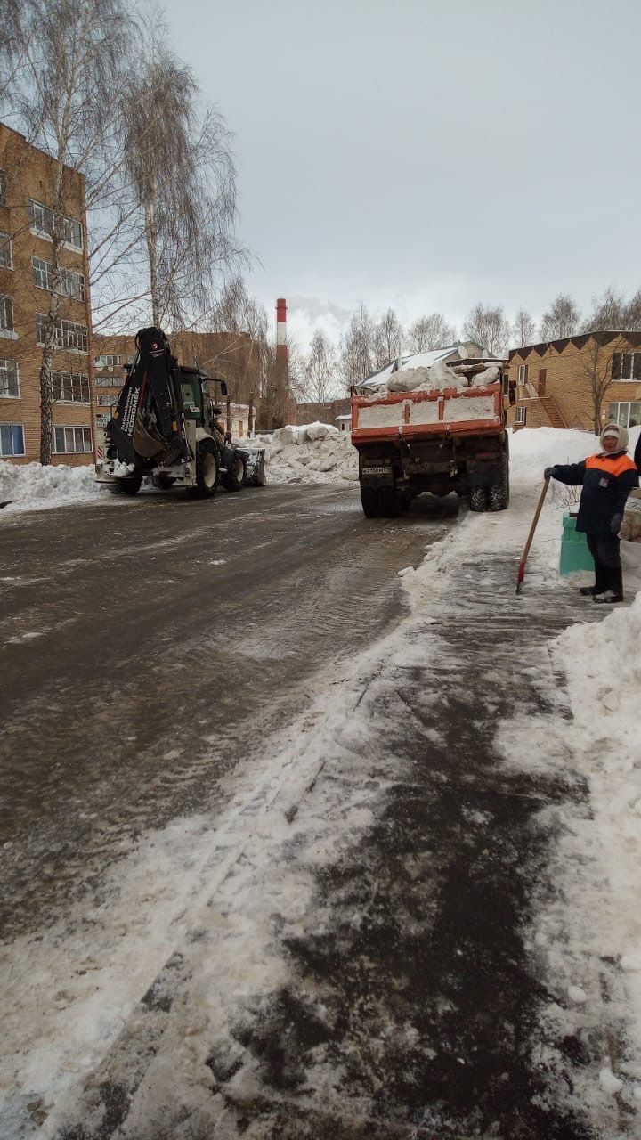 В штатном режиме решаются задачи с уборкой снега во дворах Менделеевска