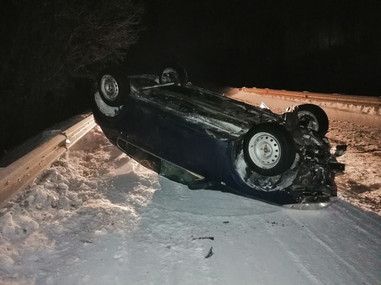 В Менделеевском районе водитель, не справившись с управлением, совершил опрокидывание автомобиля