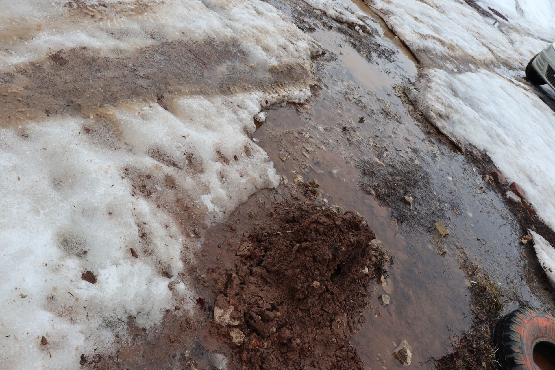 Съёмочная группа «МН» изучила на месте проблему течи воды