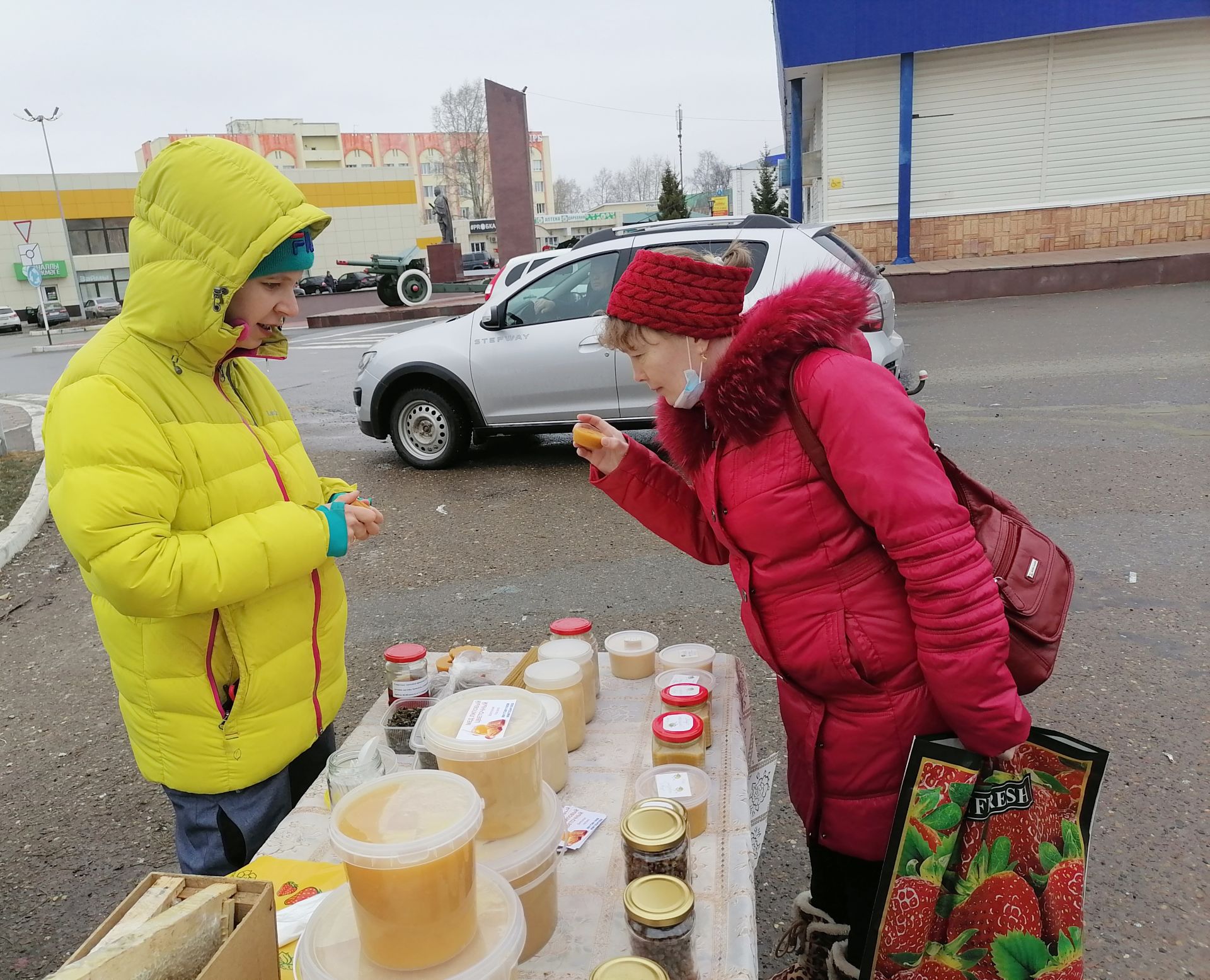 Сельхозпроизводители привезли продукцию на ярмарку в  Менделеевск