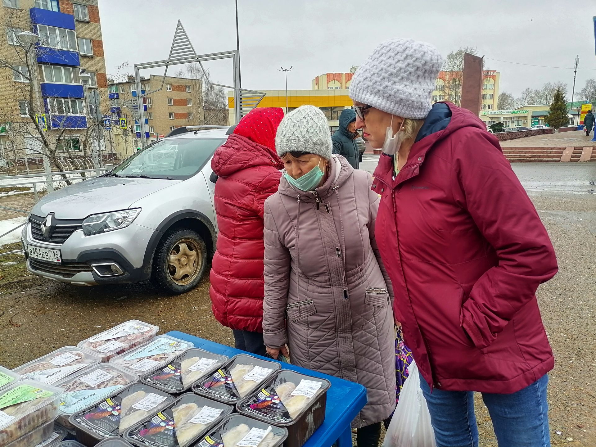 Сельхозпроизводители привезли продукцию на ярмарку в  Менделеевск