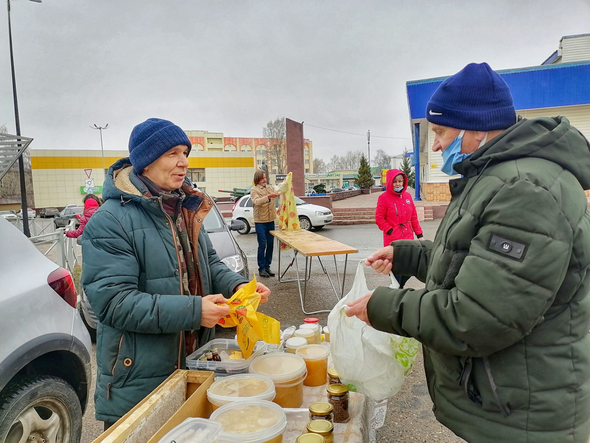 Сельхозпроизводители привезли продукцию на ярмарку в  Менделеевск