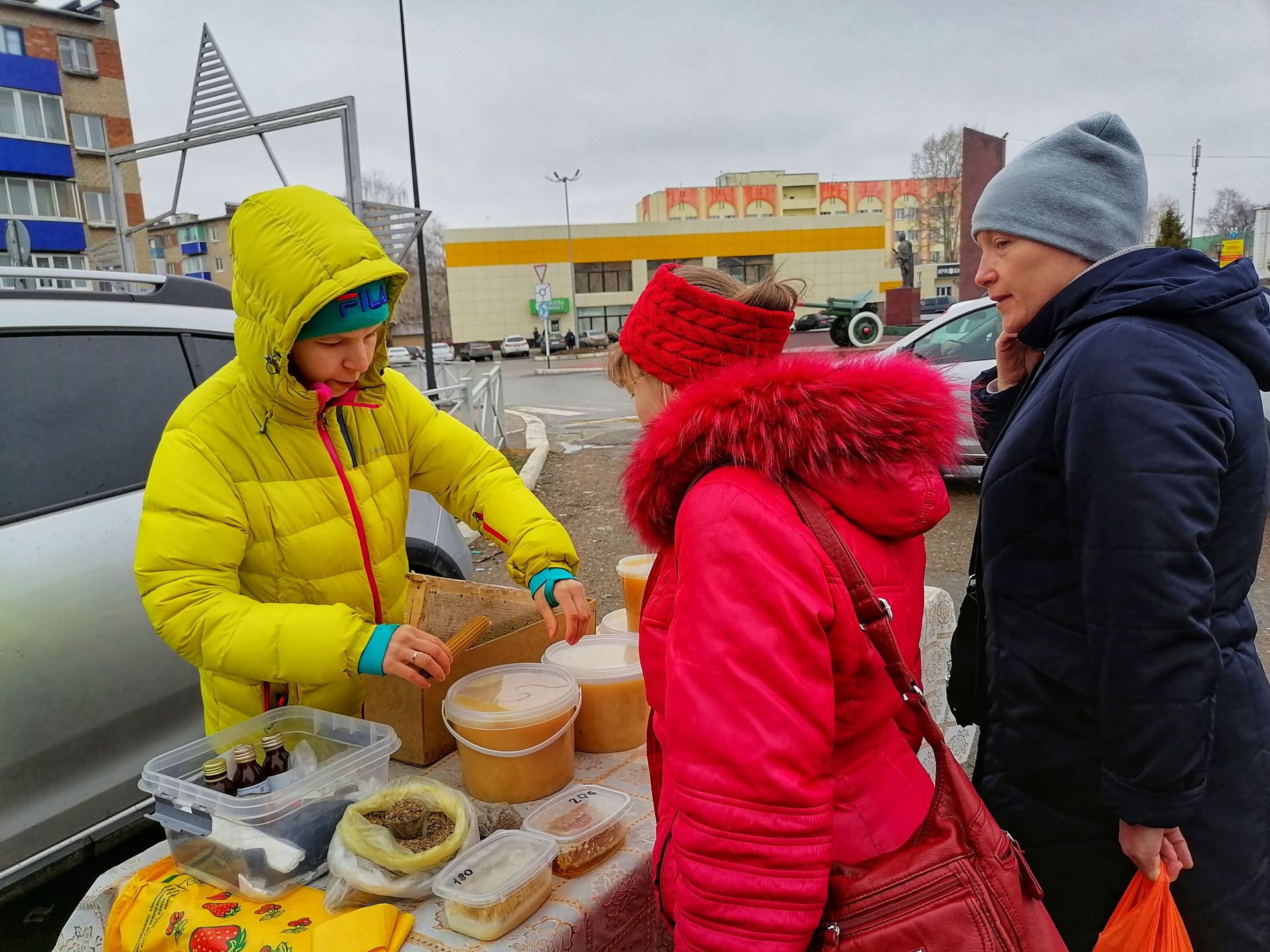 Сельхозпроизводители привезли продукцию на ярмарку в  Менделеевск