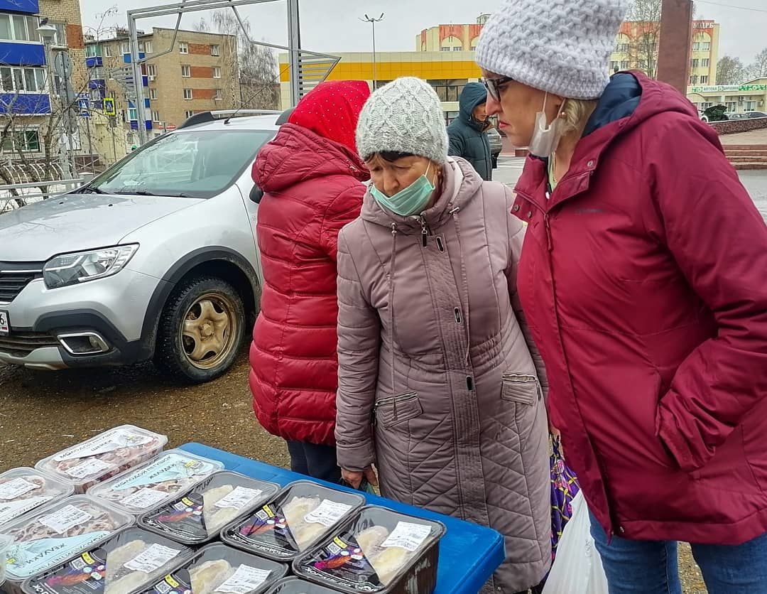 Сельхозпроизводители привезли продукцию на ярмарку в  Менделеевск