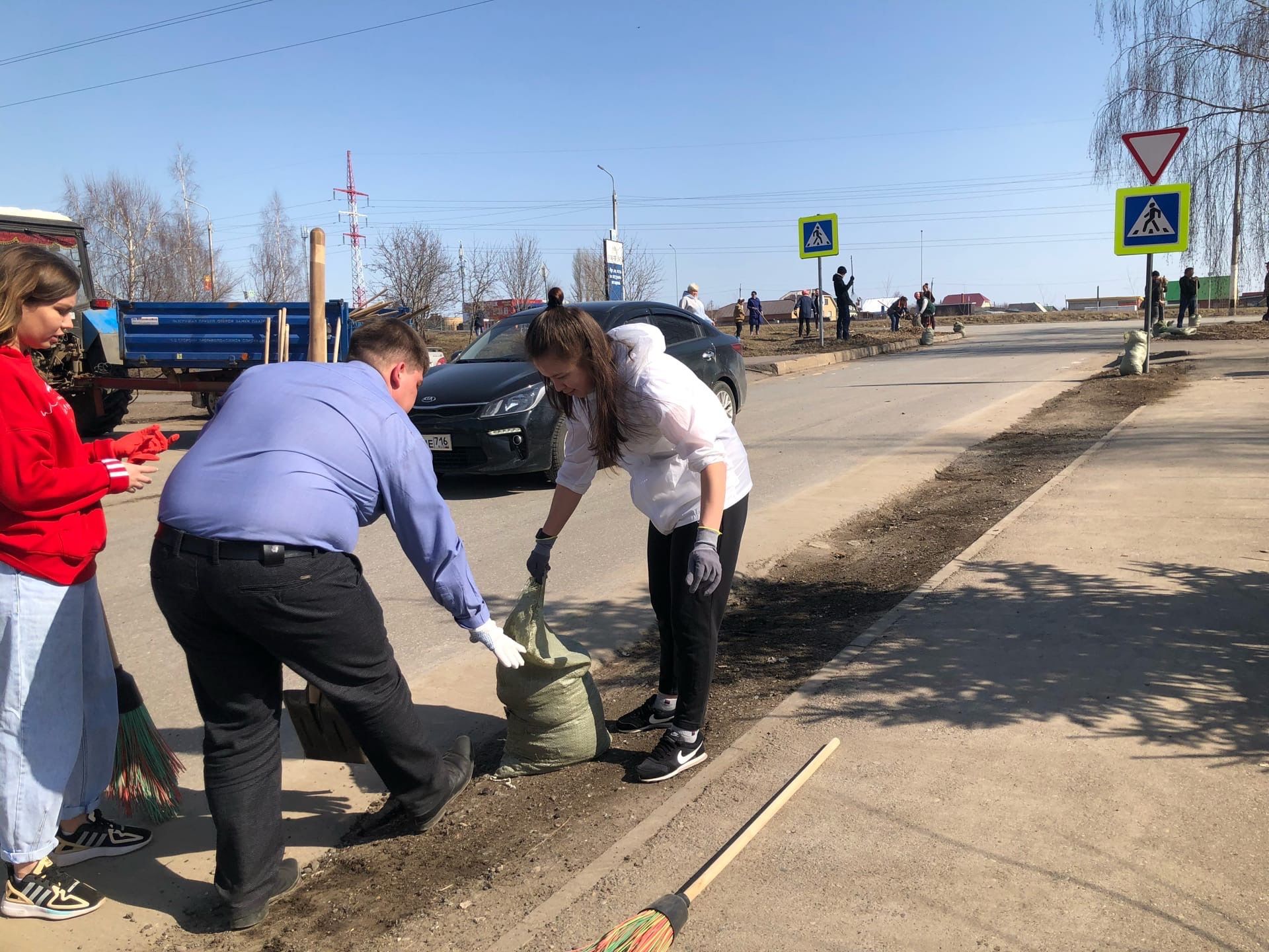 В Менделеевске стартовали средники и субботники по очистке территорий