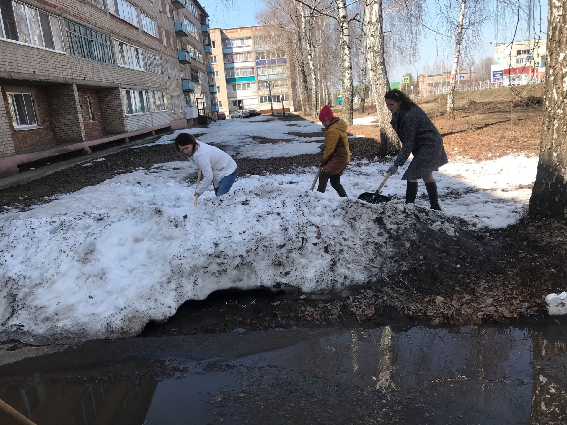 В Менделеевске стартовали средники и субботники по очистке территорий