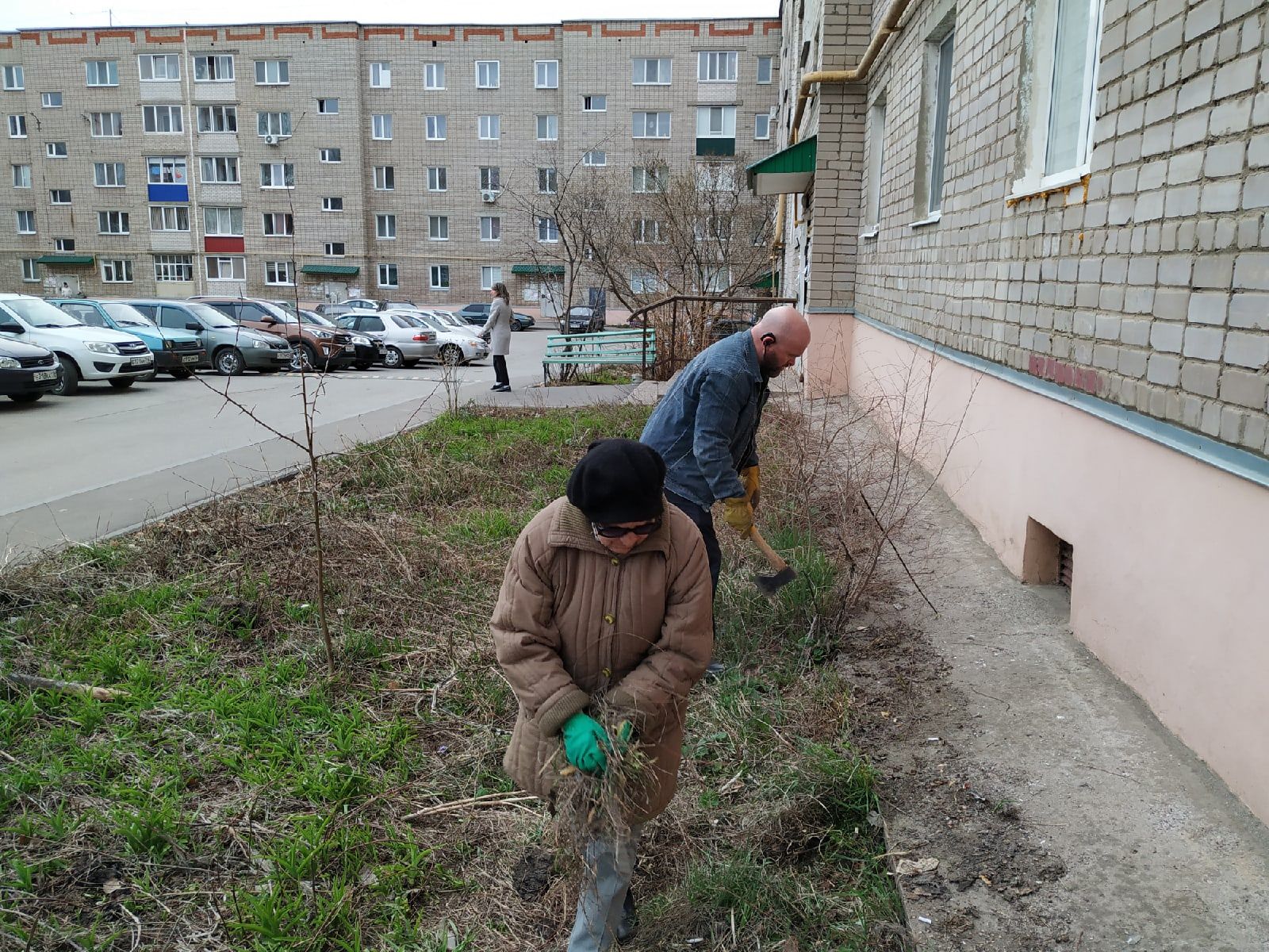 Эстафету акции «Чистый двор» переняли жители домов по улице Фомина