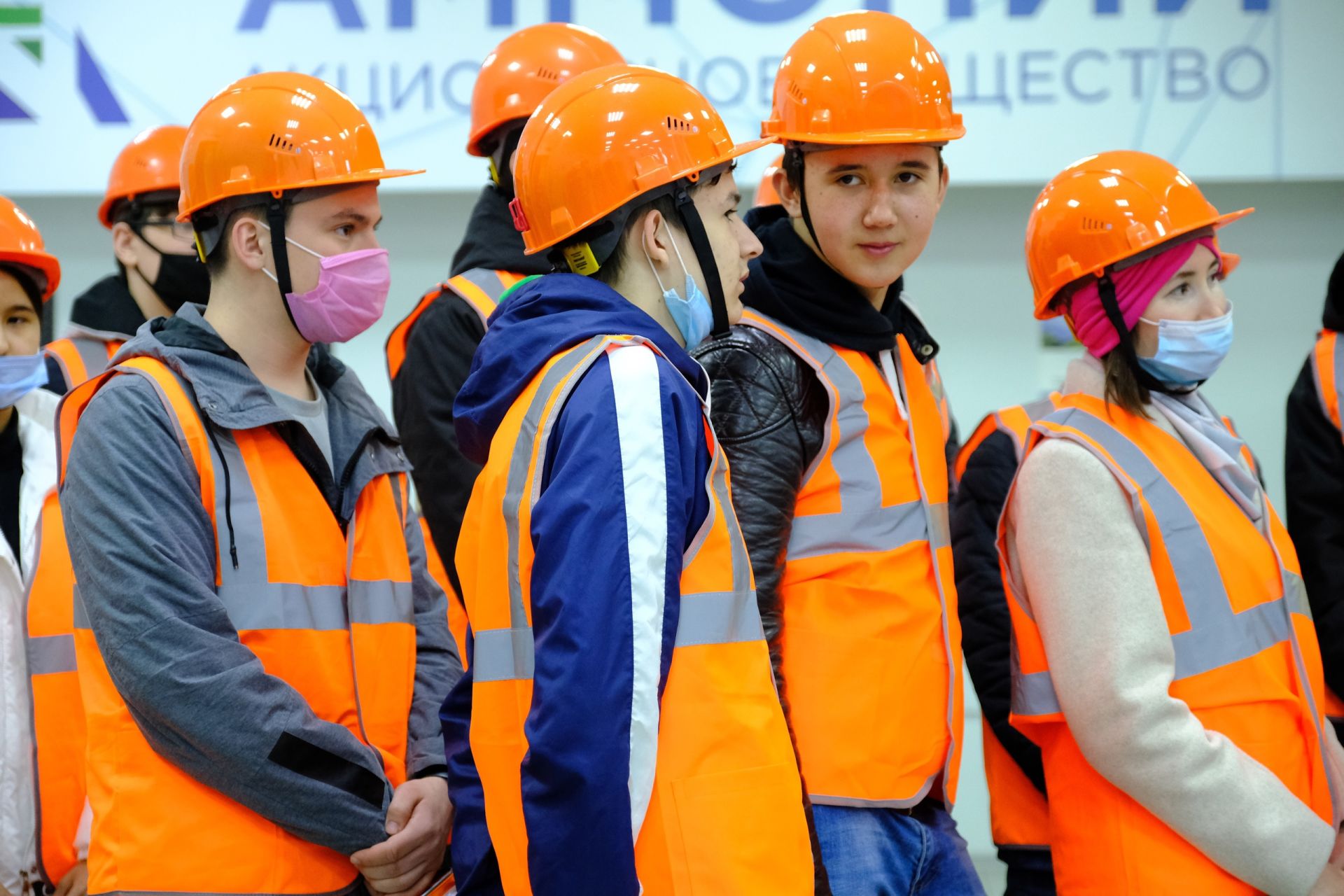 Менделеевские школьники побывали на экскурсии на АО «Аммоний»