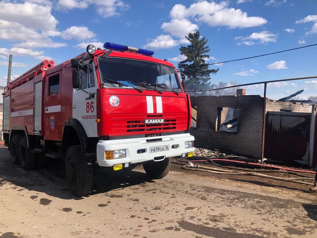 В Менделеевском районе сгорели жилой дом и баня