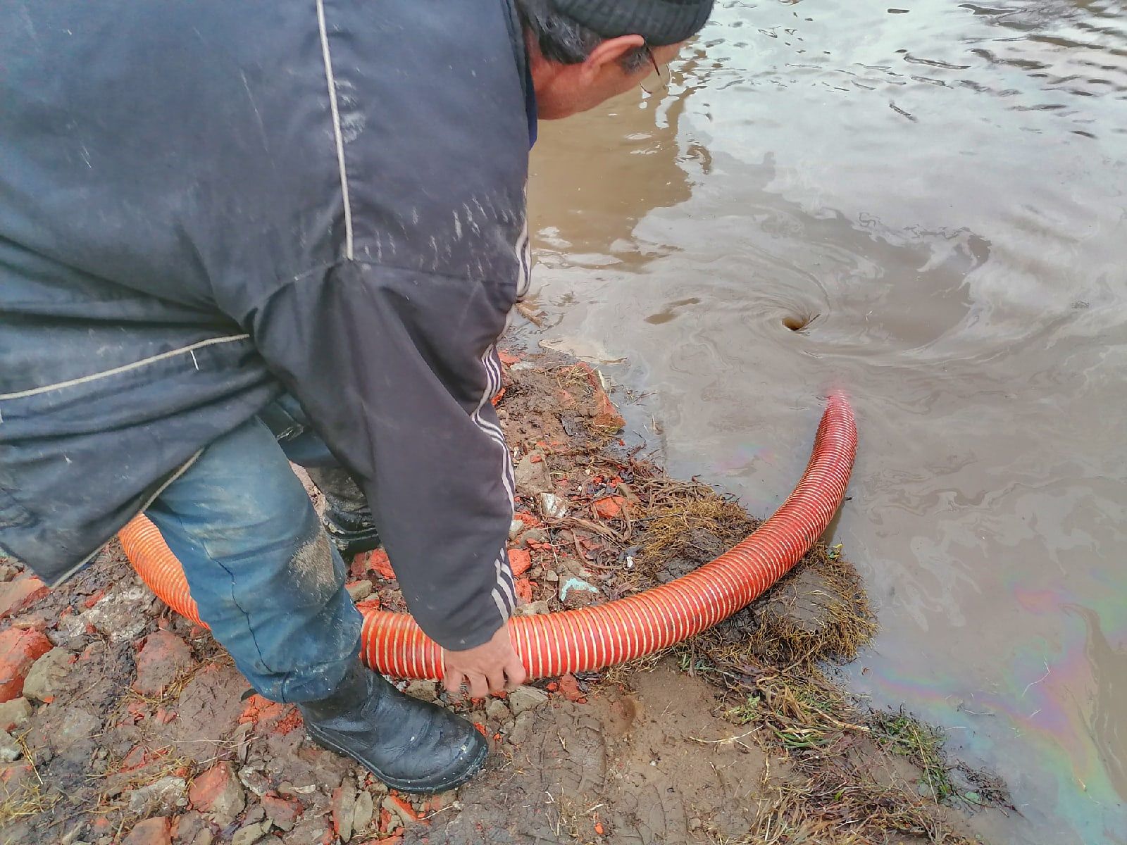 В&nbsp;Менделеевске водооткачивающая машина устраняет подтопление возле дома по&nbsp;улице Дружба