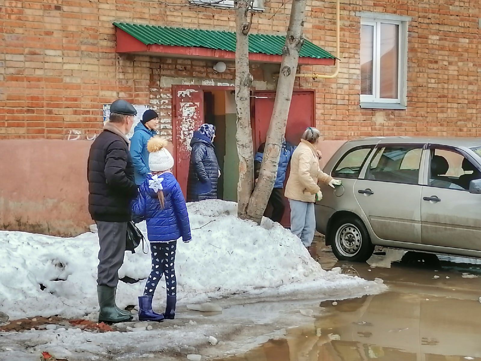 В&nbsp;Менделеевске водооткачивающая машина устраняет подтопление возле дома по&nbsp;улице Дружба