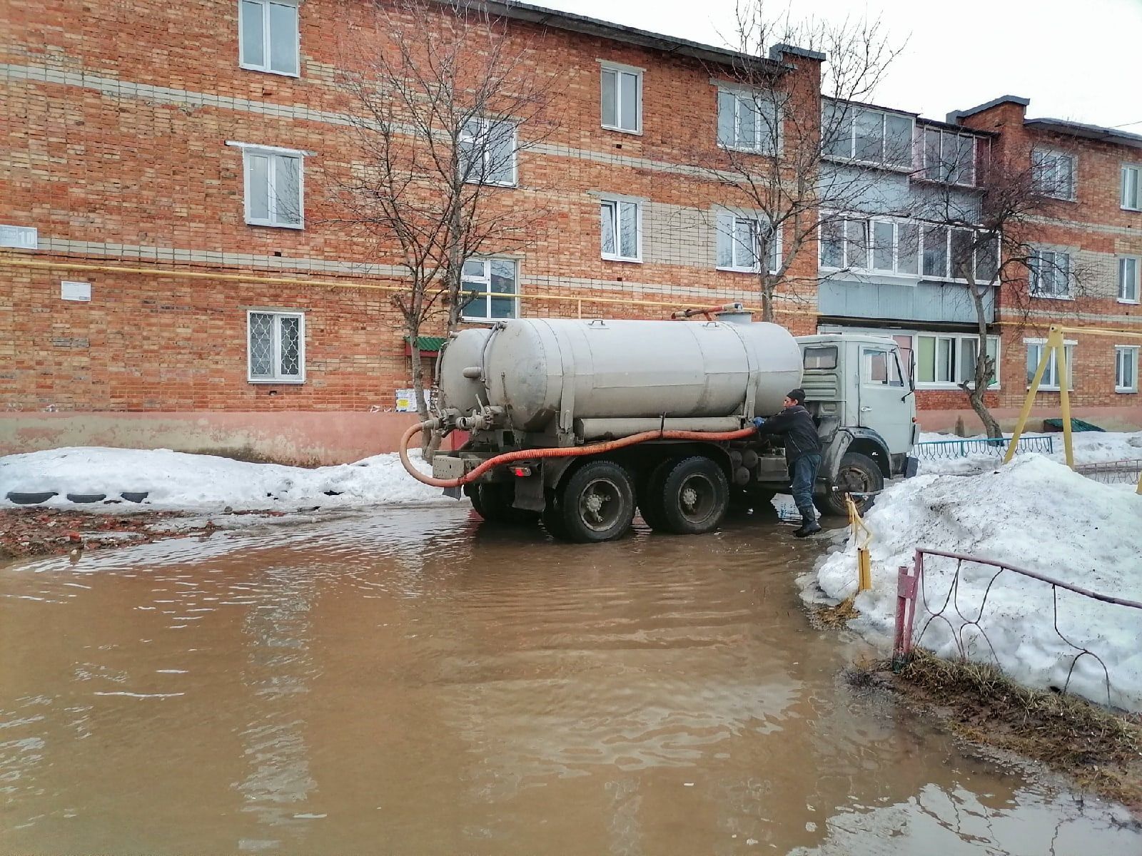 В&nbsp;Менделеевске водооткачивающая машина устраняет подтопление возле дома по&nbsp;улице Дружба