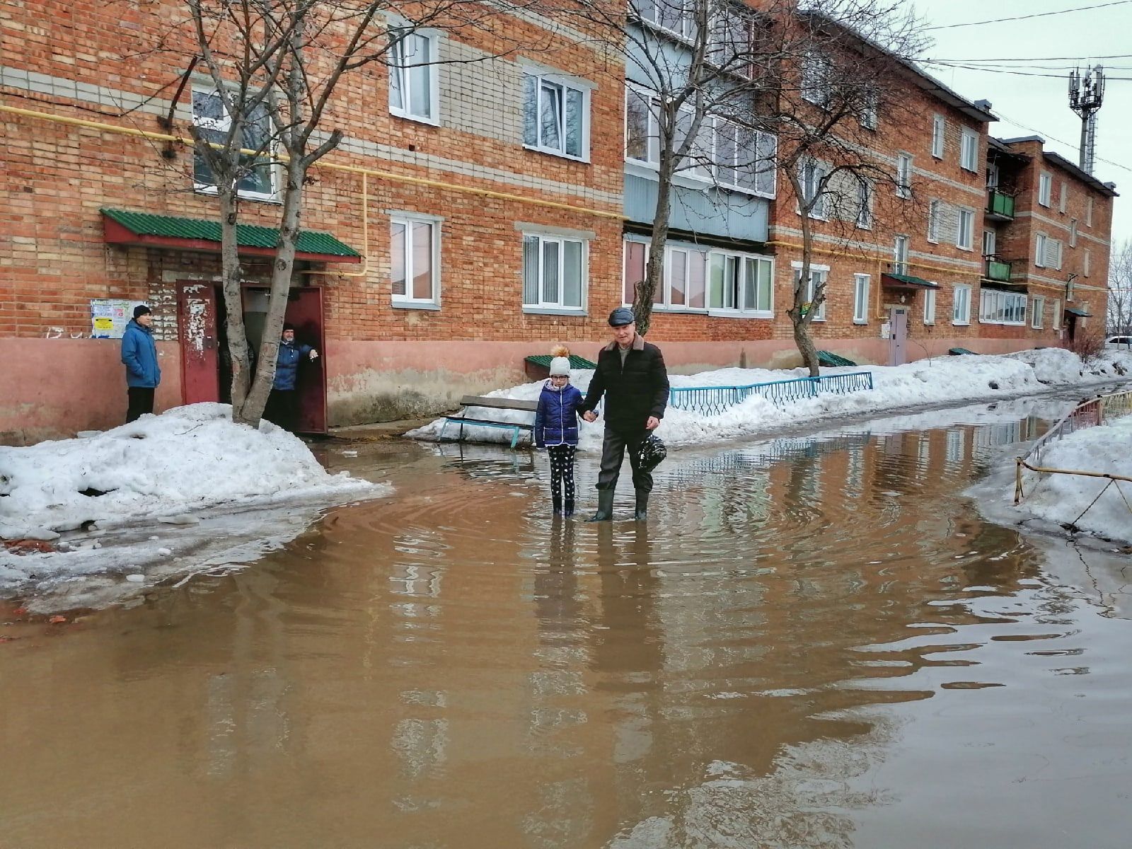 В&nbsp;Менделеевске водооткачивающая машина устраняет подтопление возле дома по&nbsp;улице Дружба