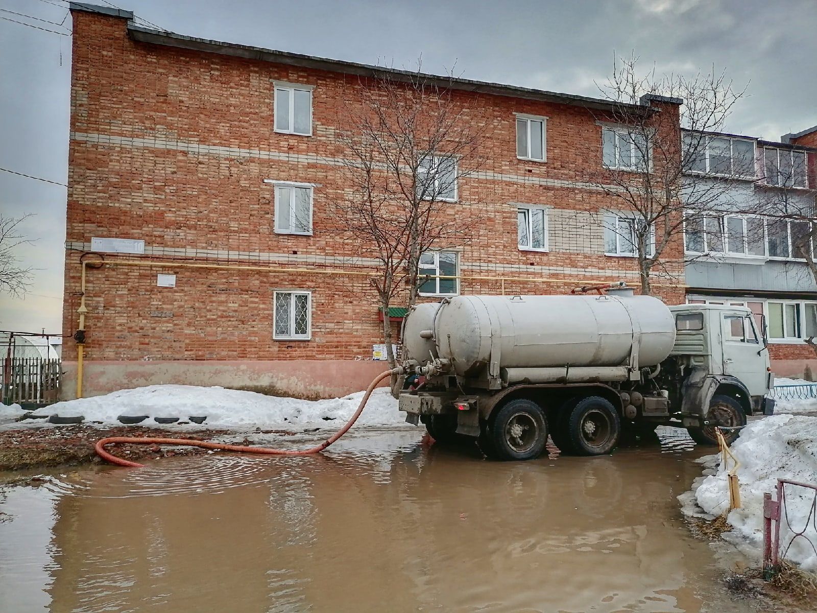 В&nbsp;Менделеевске водооткачивающая машина устраняет подтопление возле дома по&nbsp;улице Дружба