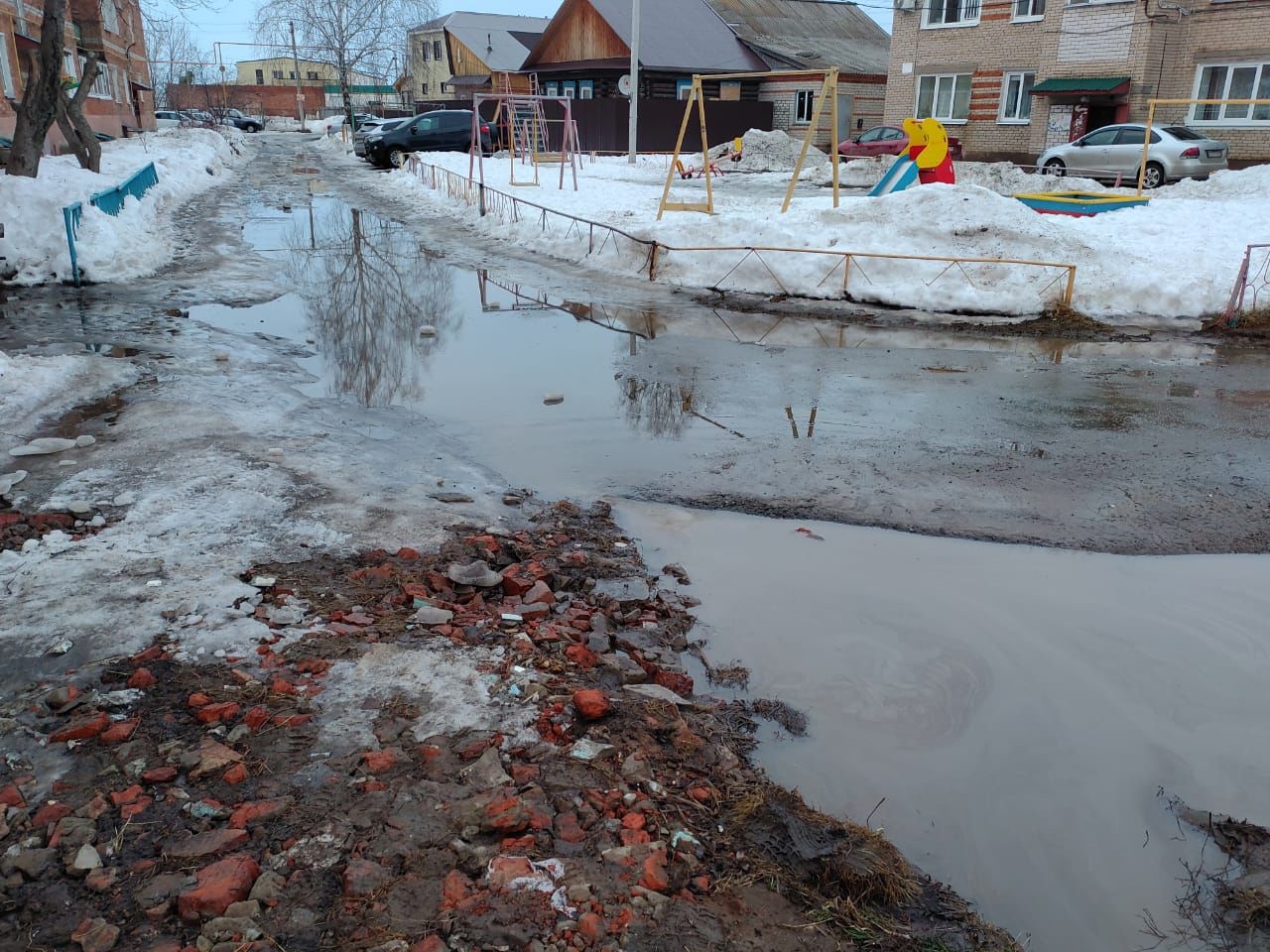 В&nbsp;Менделеевске водооткачивающая машина устраняет подтопление возле дома по&nbsp;улице Дружба