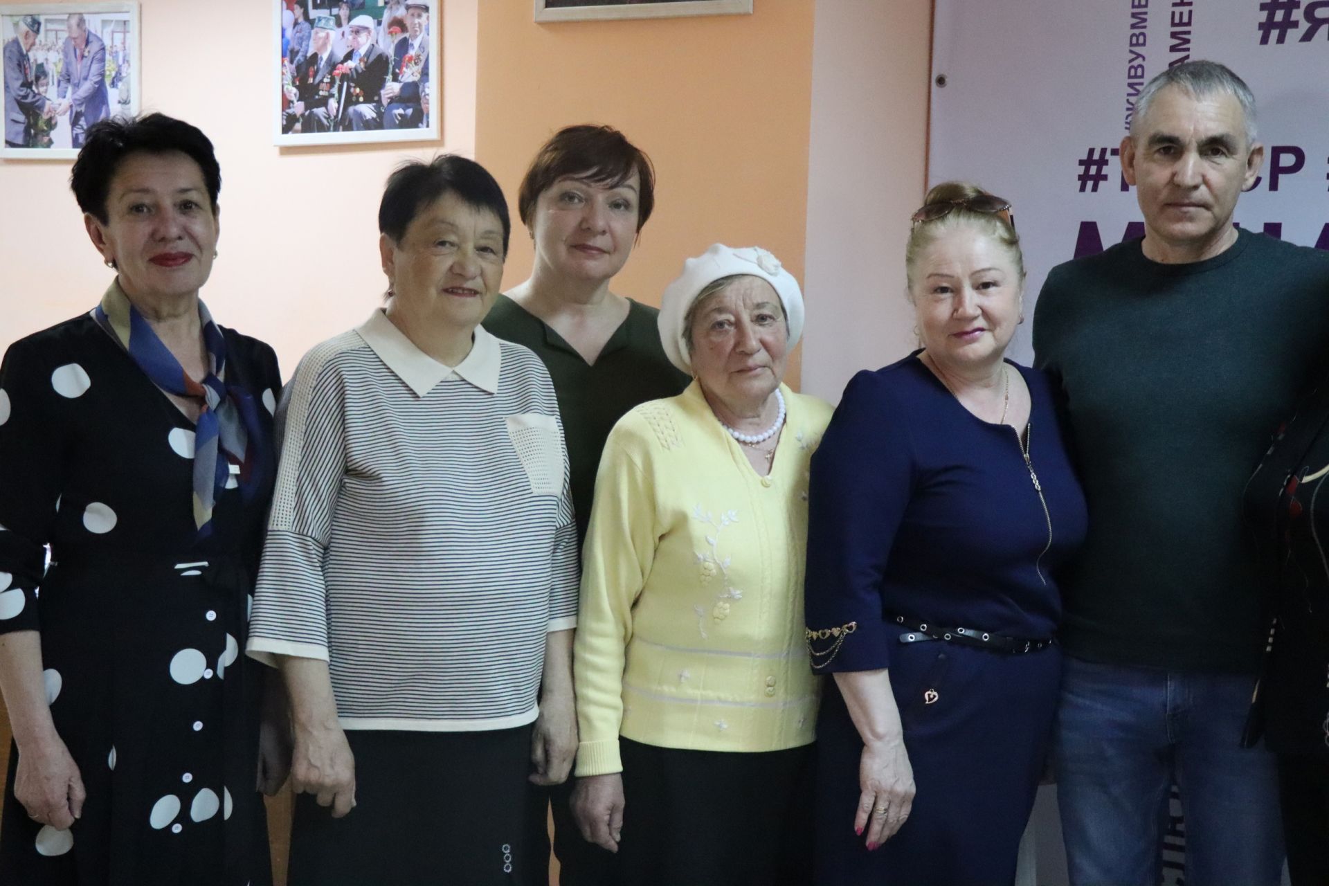 Ещё двадцать менделеевцев почтенного возраста получили в подарок подписку на «МН» и «МЯ» от депутатов