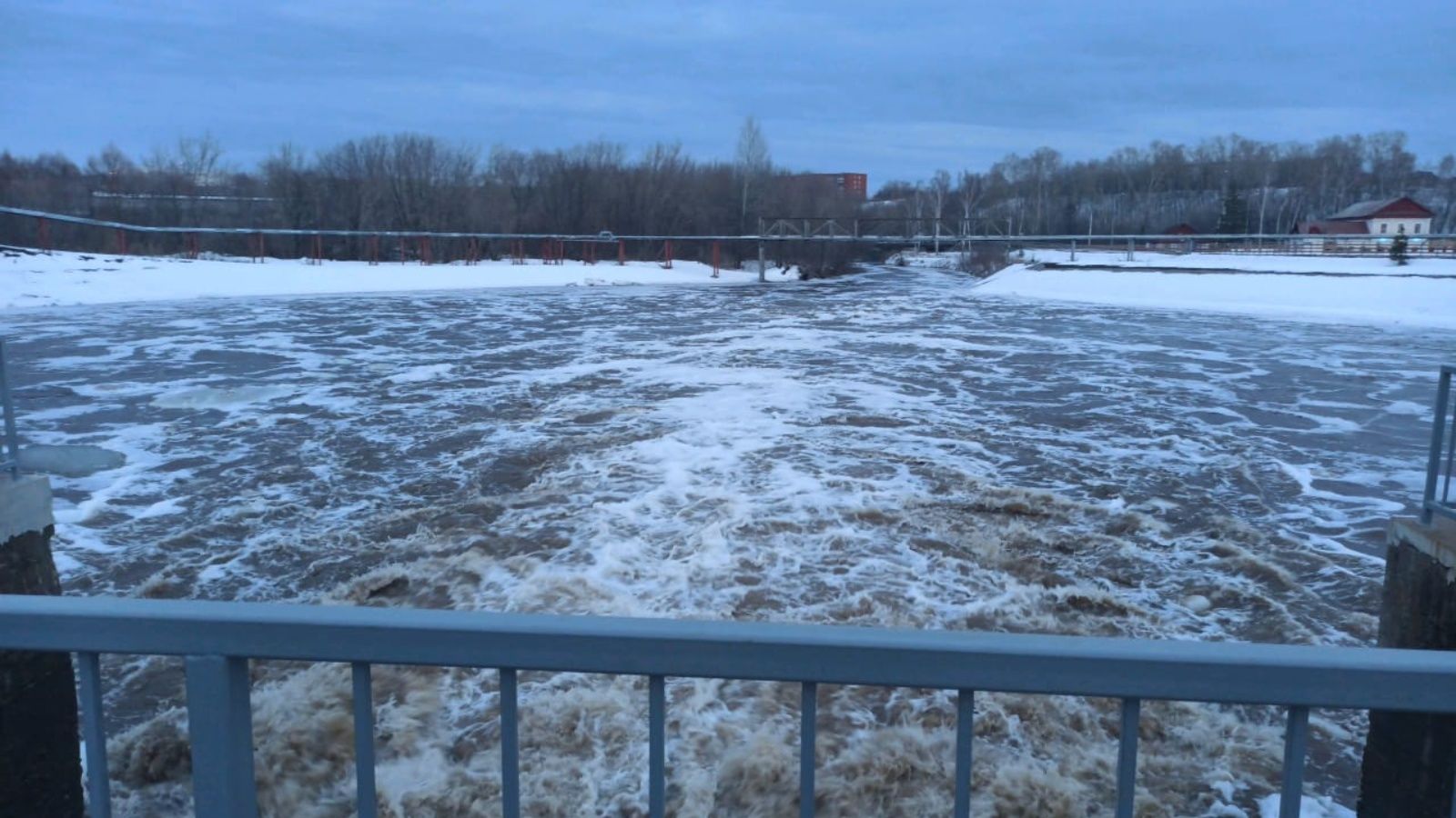 На Шумном мосту Менделеевска установлено круглосуточное дежурство