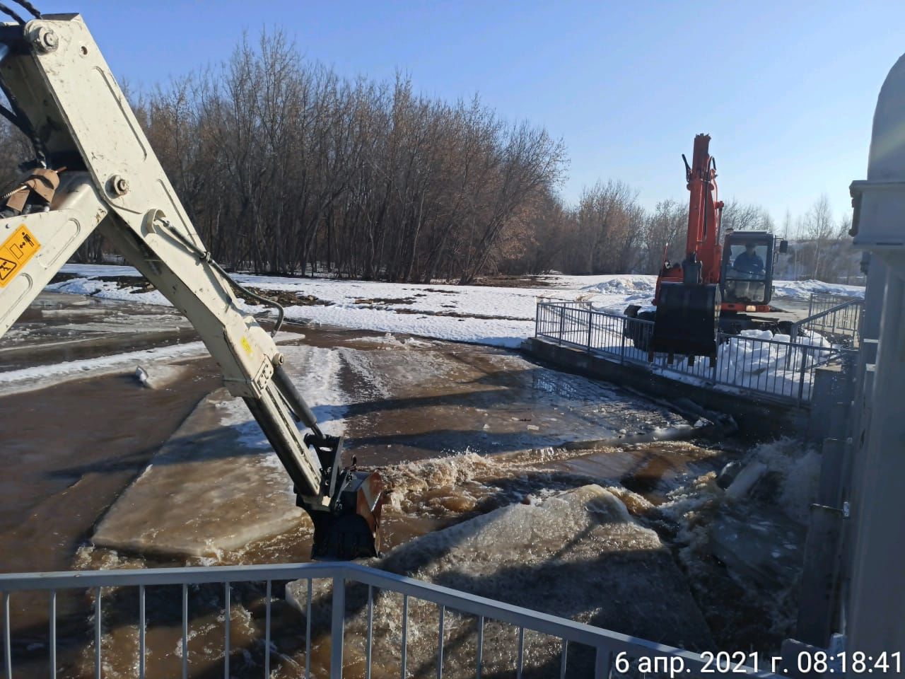 На Шумном мосту Менделеевска установлено круглосуточное дежурство