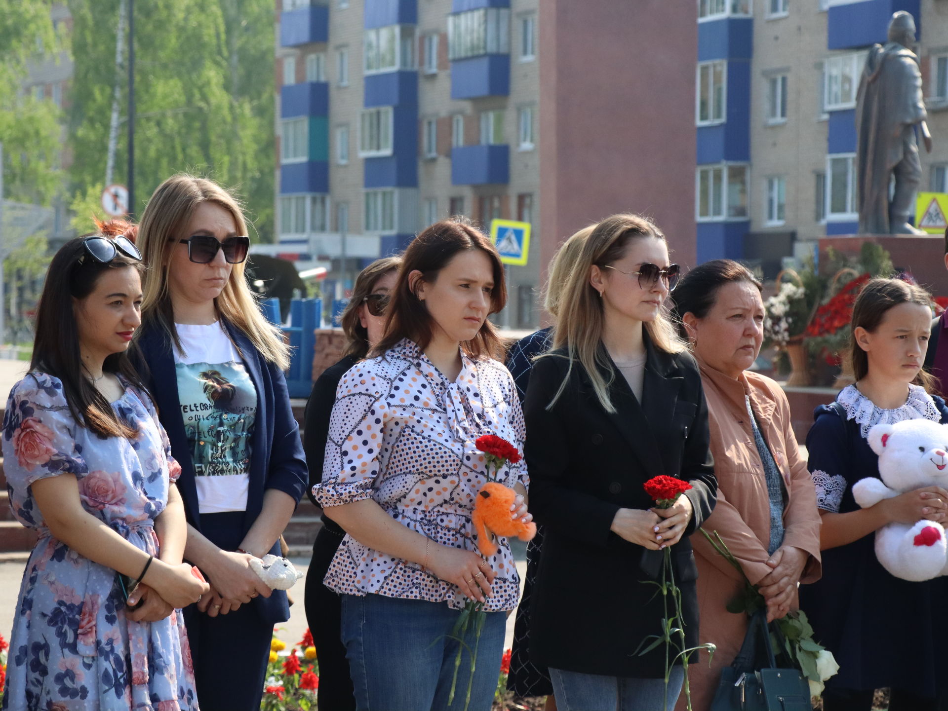 Менделеевцы несут цветы и мягкие игрушки к мемориалу памяти о погибших в Казани