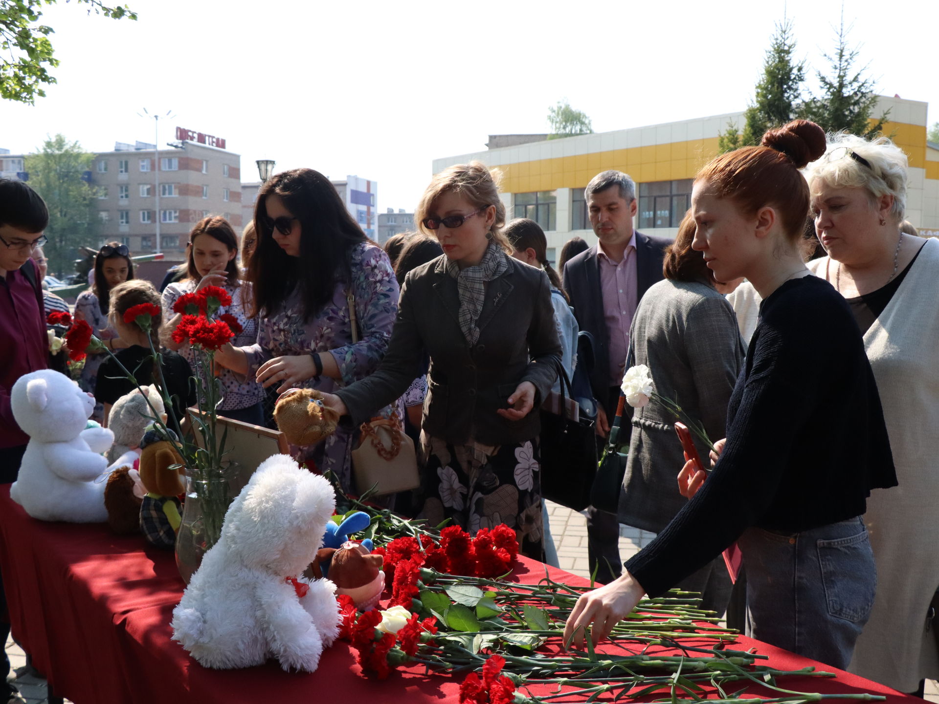 Менделеевцы несут цветы и мягкие игрушки к мемориалу памяти о погибших в Казани