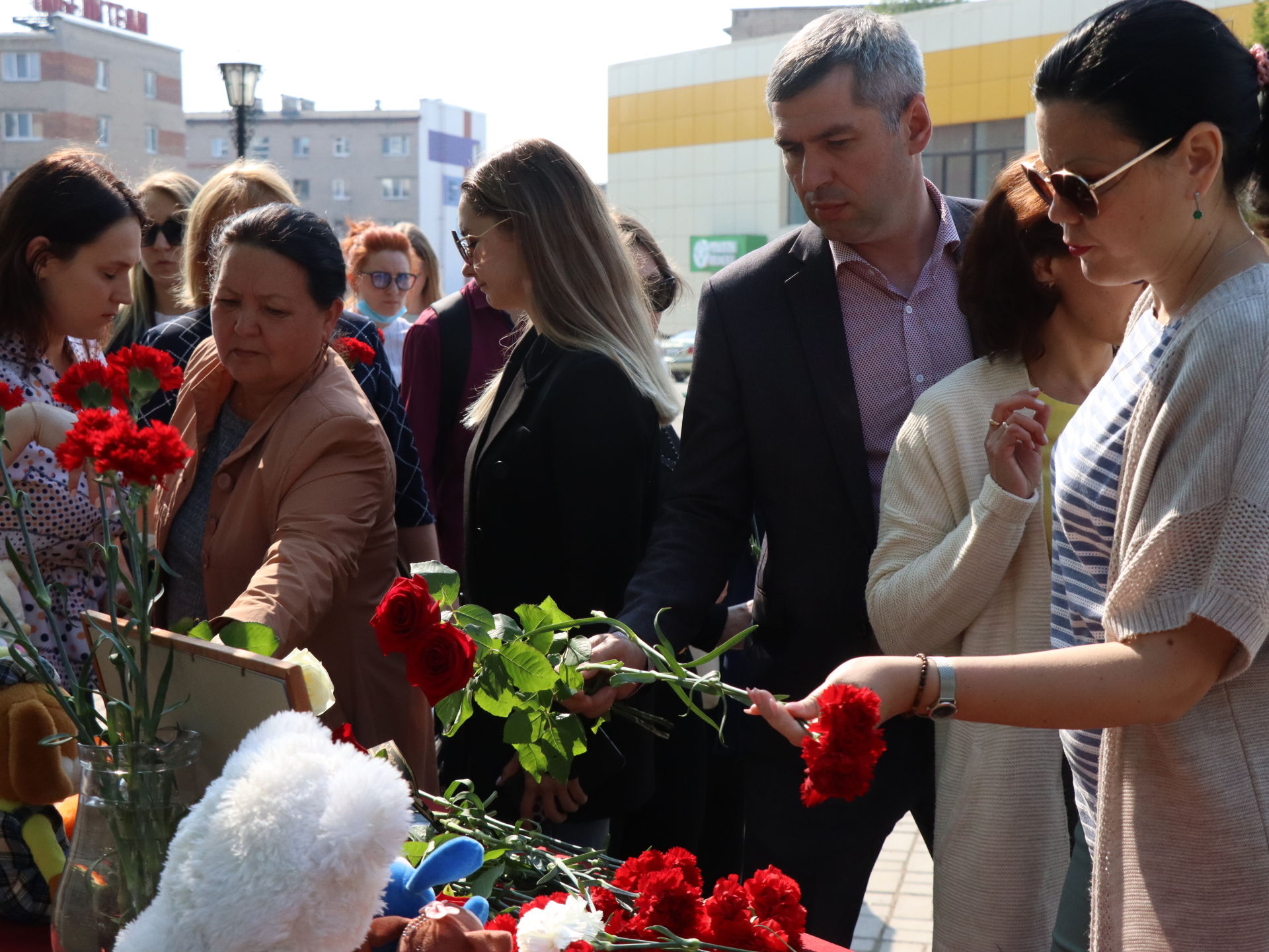 Менделеевцы несут цветы и мягкие игрушки к мемориалу памяти о погибших в Казани