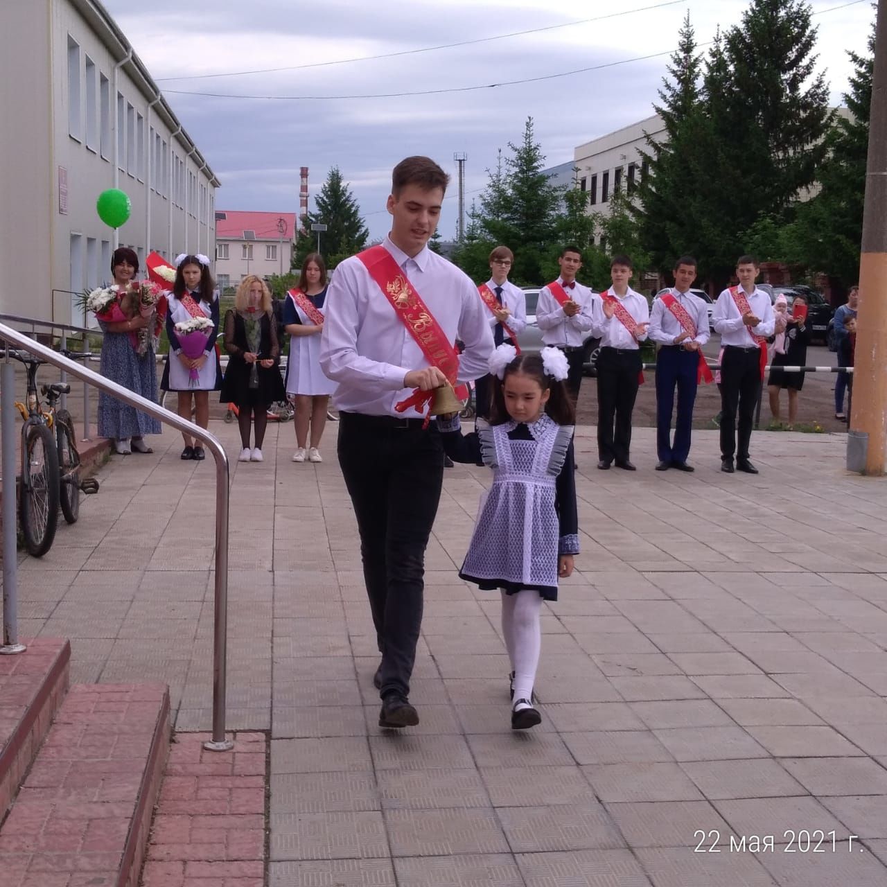 В школе № 4 Менделеевска прозвенел последний звонок для выпускников 9 и 11 классов