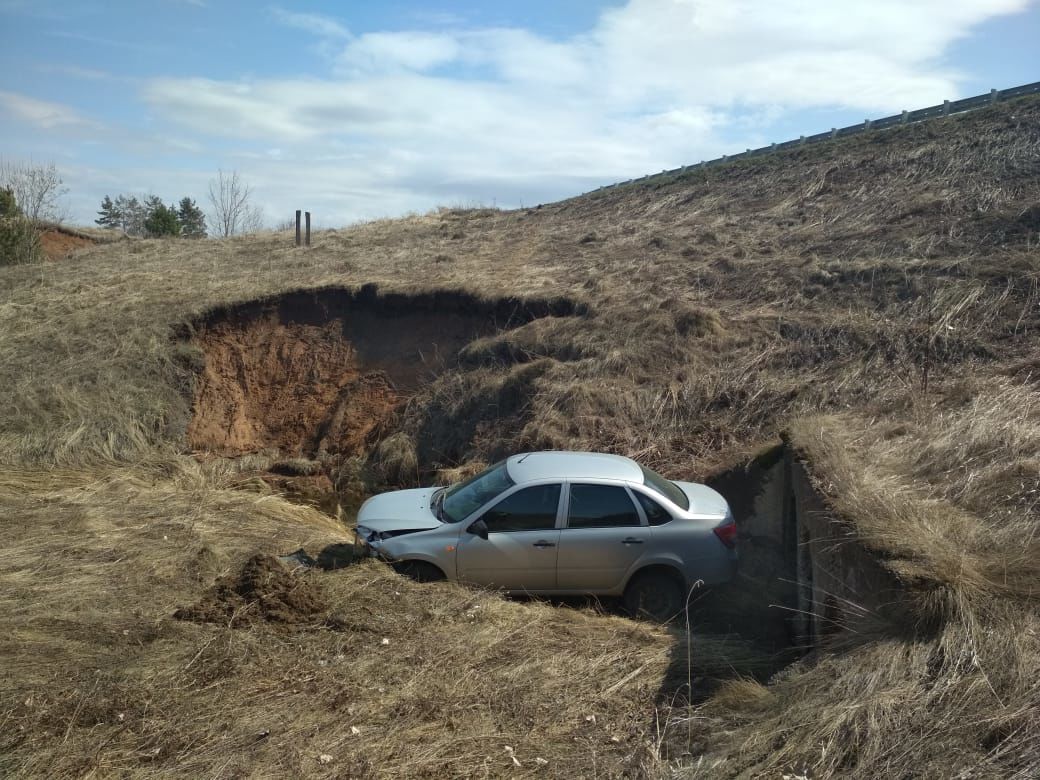 В Менделеевском районе водитель «Гранты» перевернулся и попал в больницу