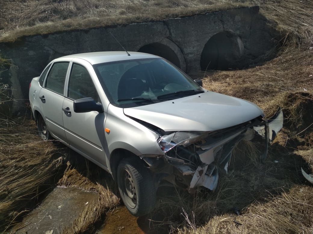 В Менделеевском районе водитель «Гранты» перевернулся и попал в больницу