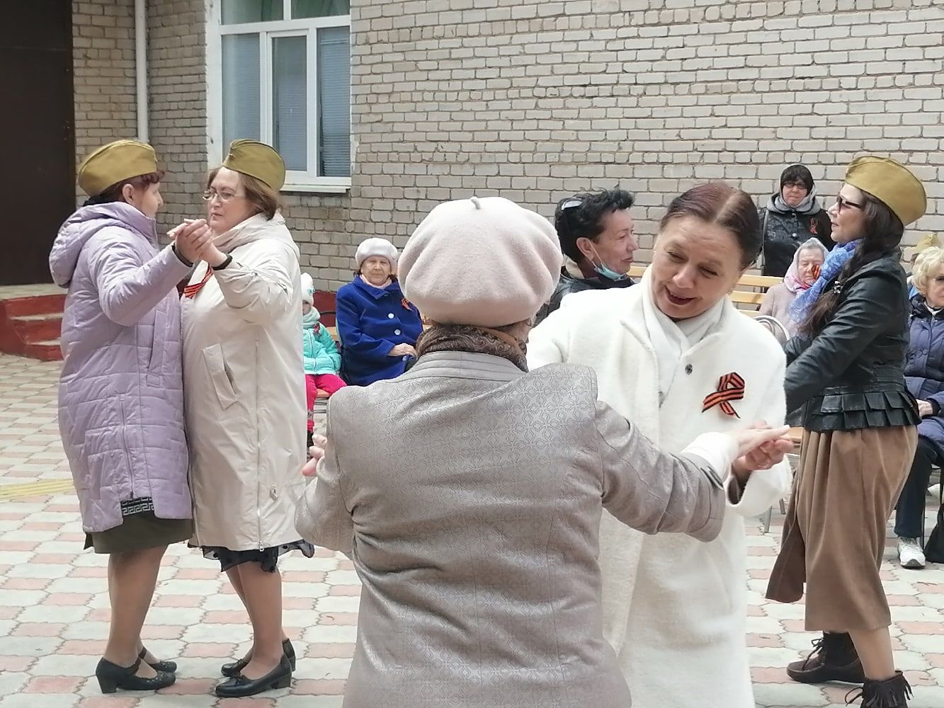 В центре социальной помощи «Саулык» («Здоровье») станцевали «Вальс Победы»