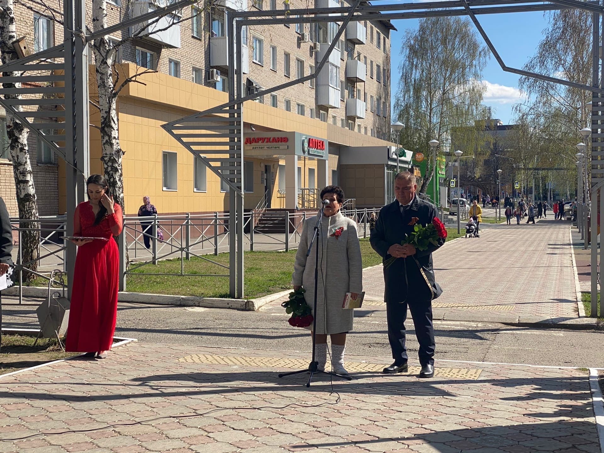 В Менделеевске установили ещё один стенд «Бессмертного полка»