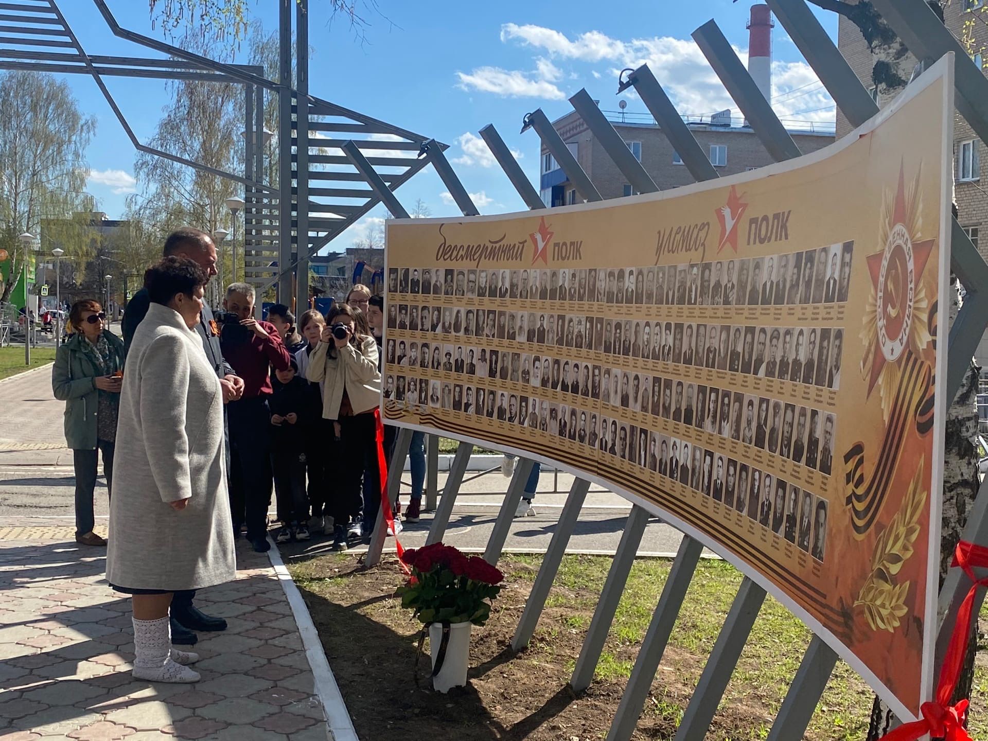 В Менделеевске установили ещё один стенд «Бессмертного полка»