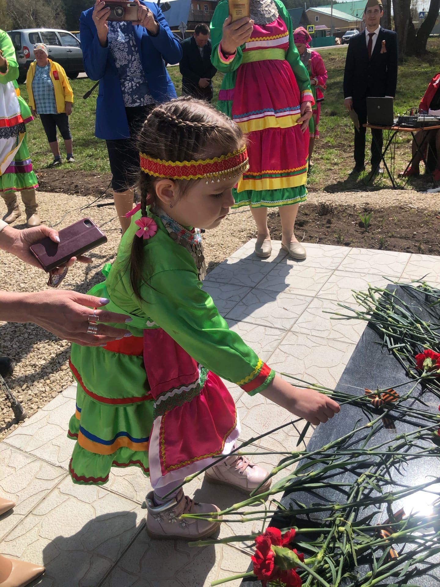 В деревне Карманково открыли памятник