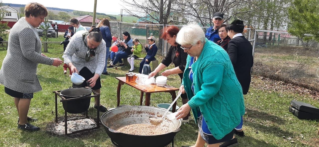 Почетный караул, сад памяти, Бессмертный полк, солдатская каша – так прошёл митинг в Старом Гришкине