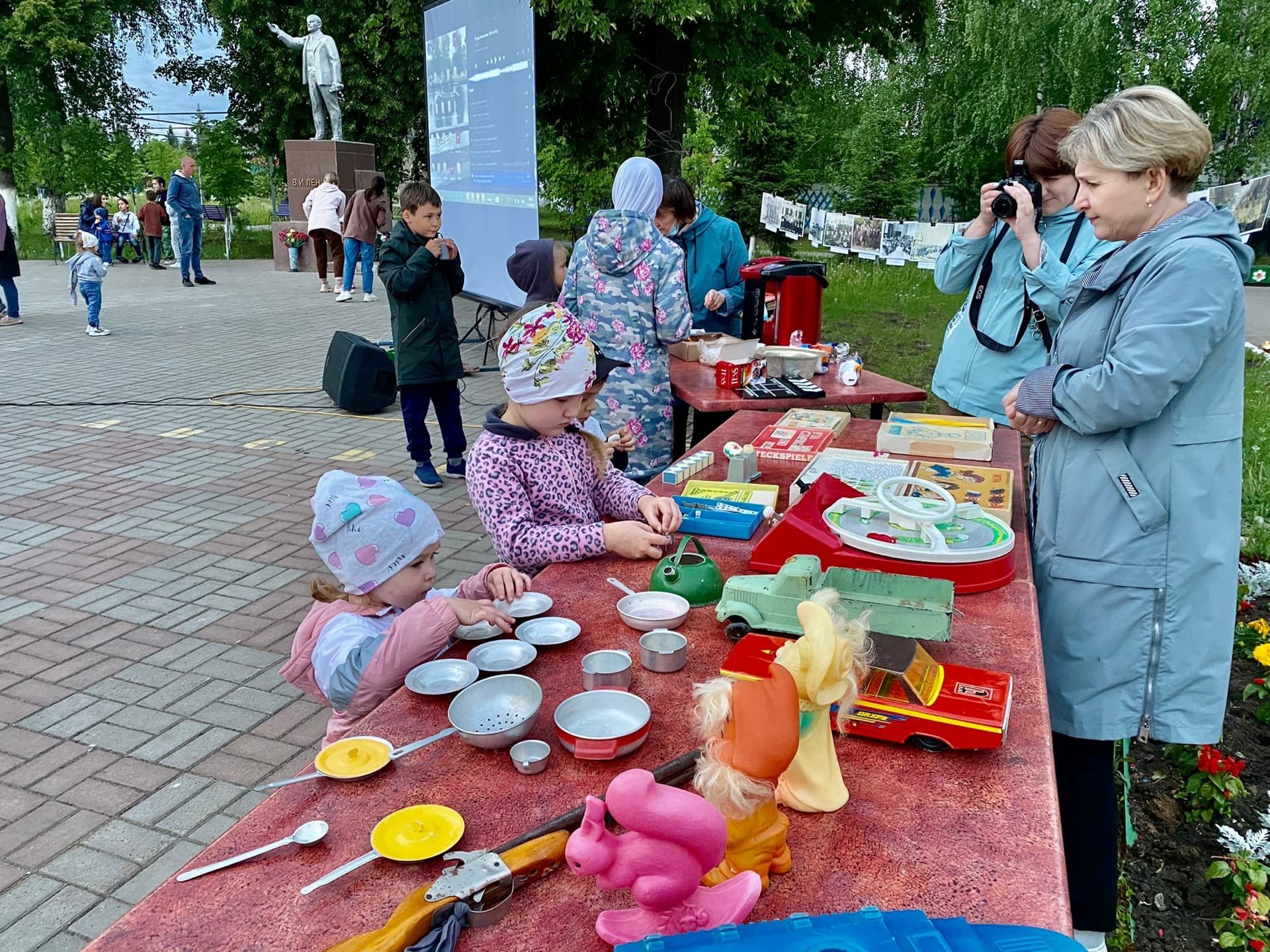 Менделеевцы посмотрели кино под открытым небом