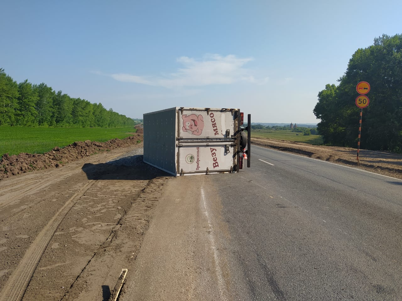 В Менделеевском районе перевернулся рефрижератор