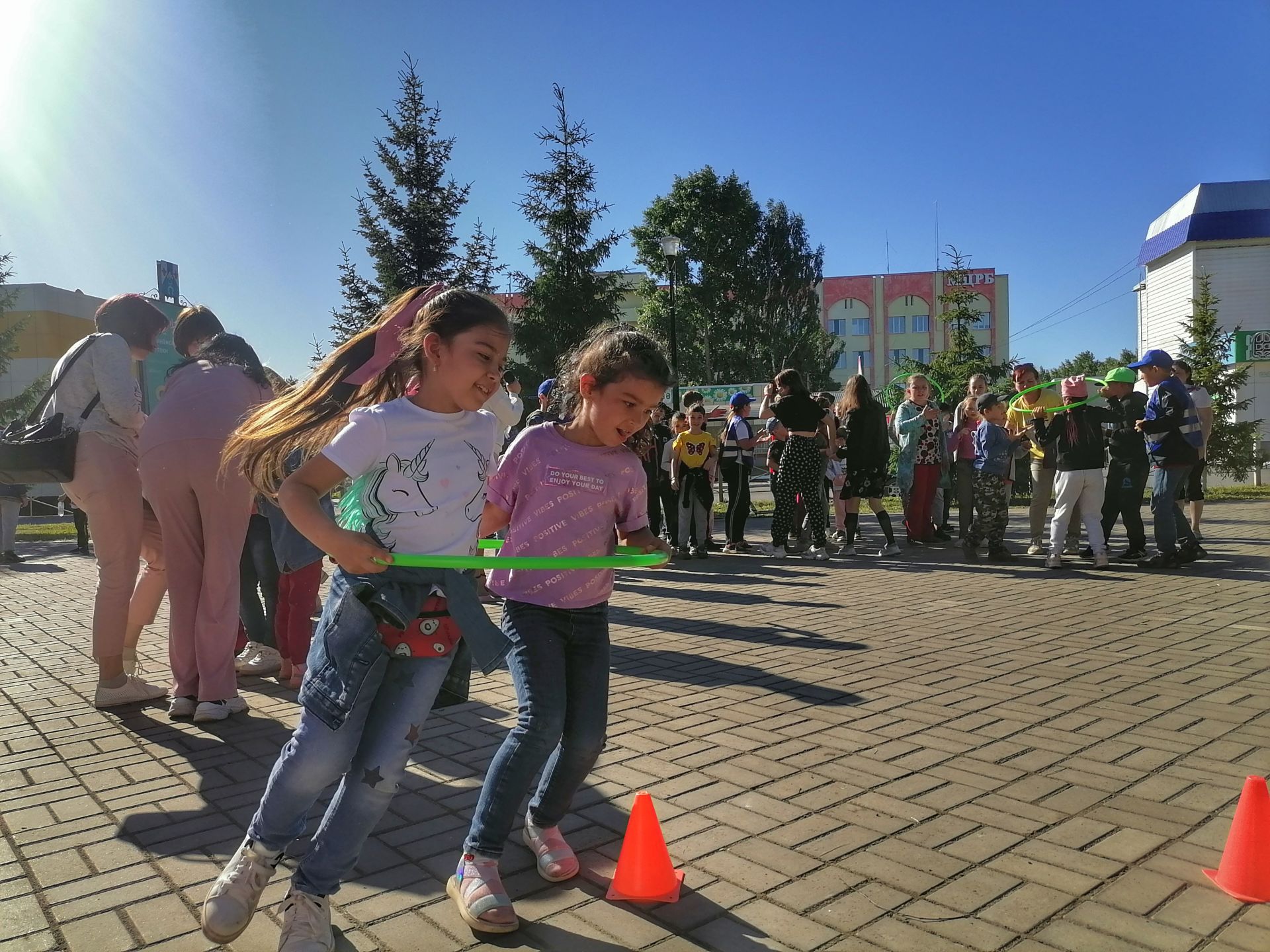 Анимация, игры, призы: в Менделеевске ярко открыли обновлённую «Аллею парящих зонтиков»