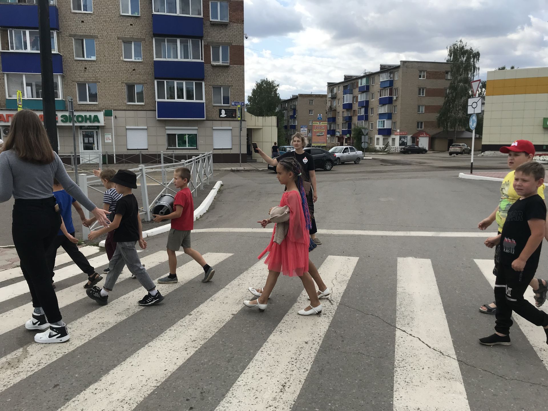 Юные менделеевцы по правилам гуляют в городе М