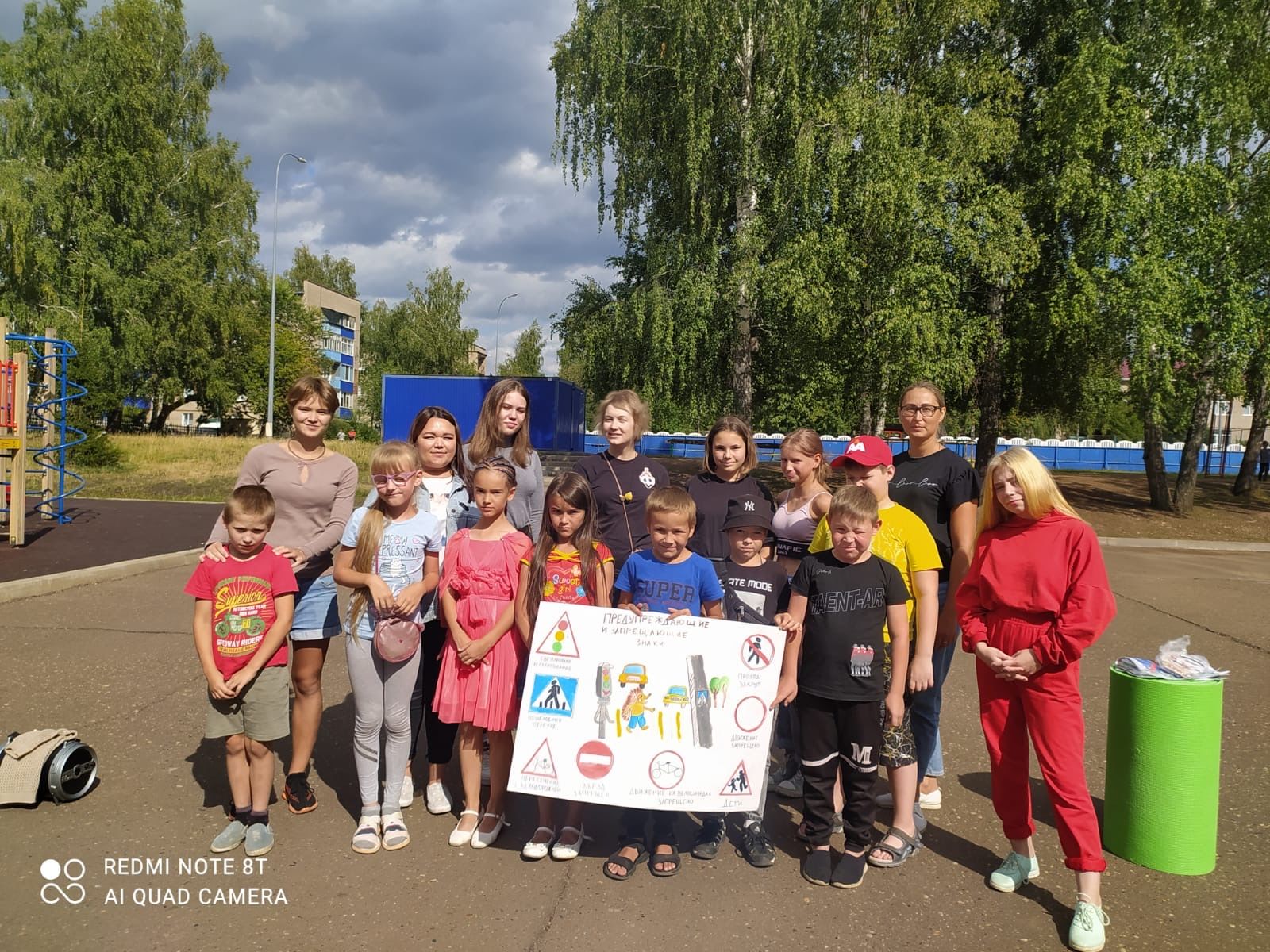 Юные менделеевцы по правилам гуляют в городе М