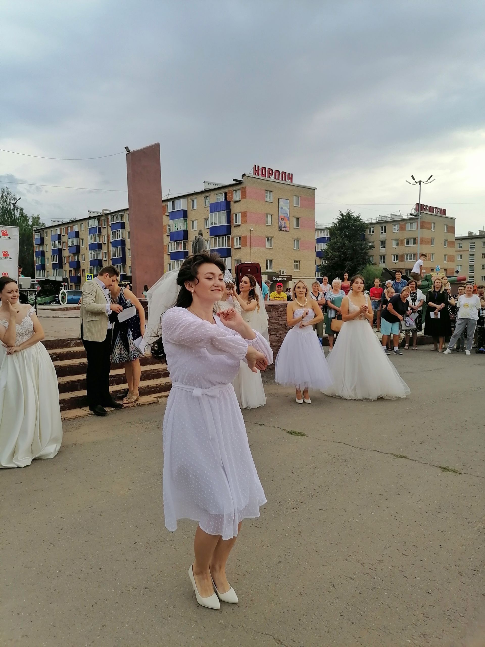 Невесты Менделеевска участвовали в забеге в валенках и устроили флешмоб с байкерами