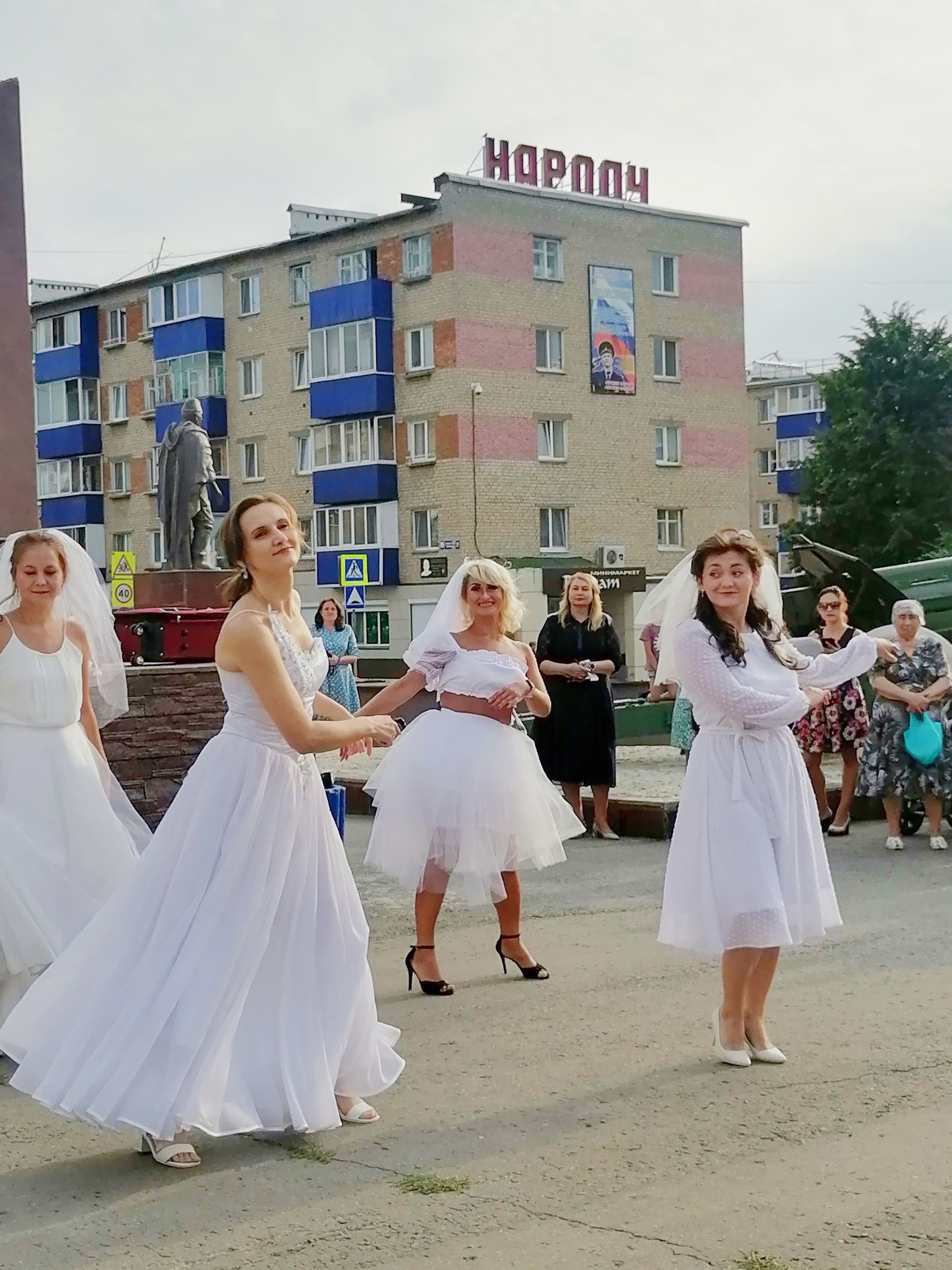 Невесты Менделеевска участвовали в забеге в валенках и устроили флешмоб с байкерами