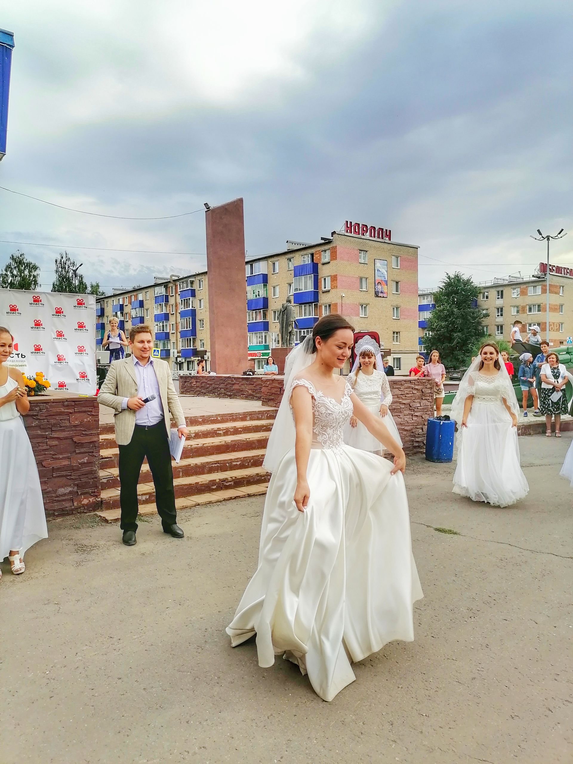 Невесты Менделеевска участвовали в забеге в валенках и устроили флешмоб с байкерами