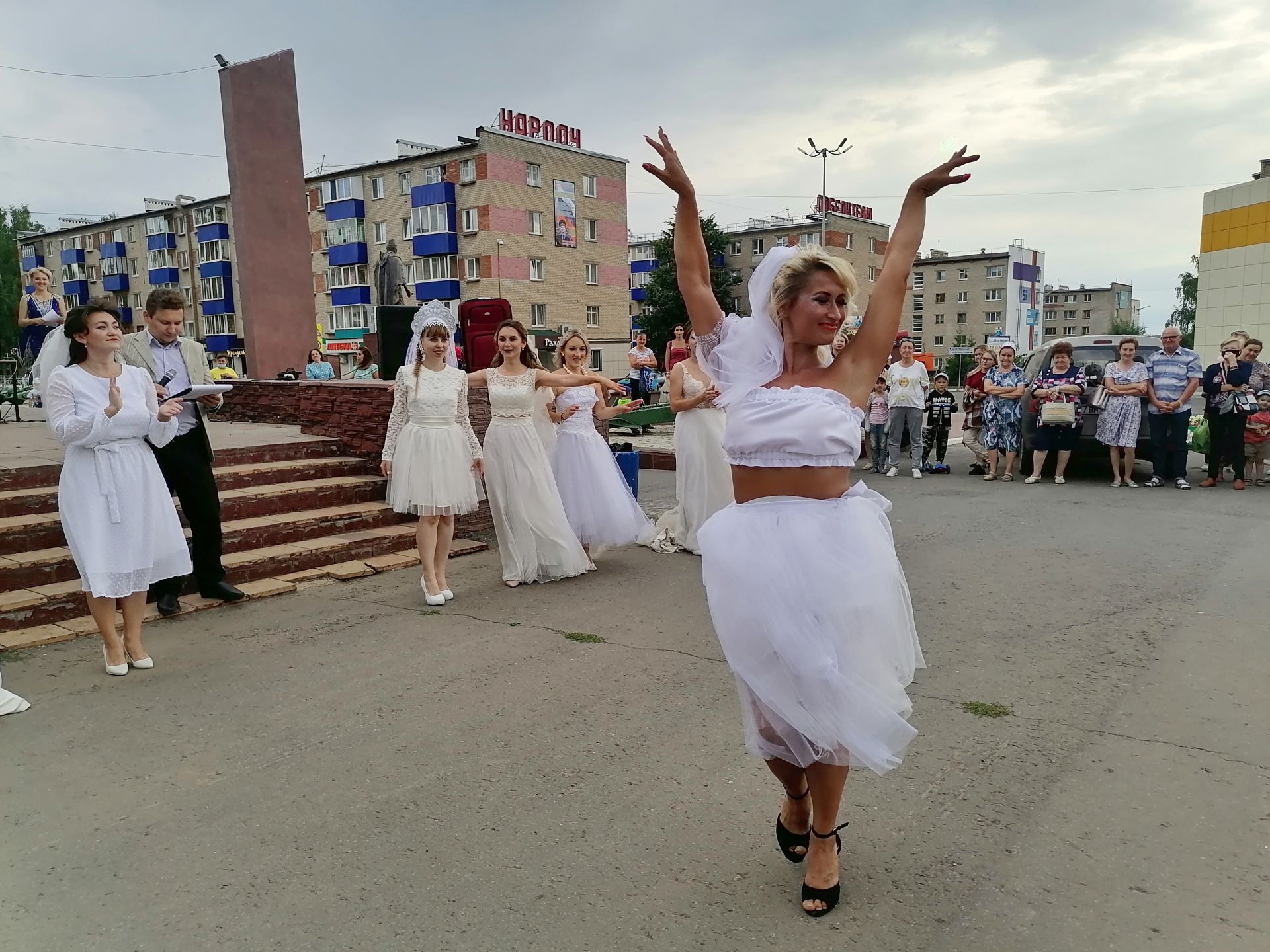 Невесты Менделеевска участвовали в забеге в валенках и устроили флешмоб с байкерами