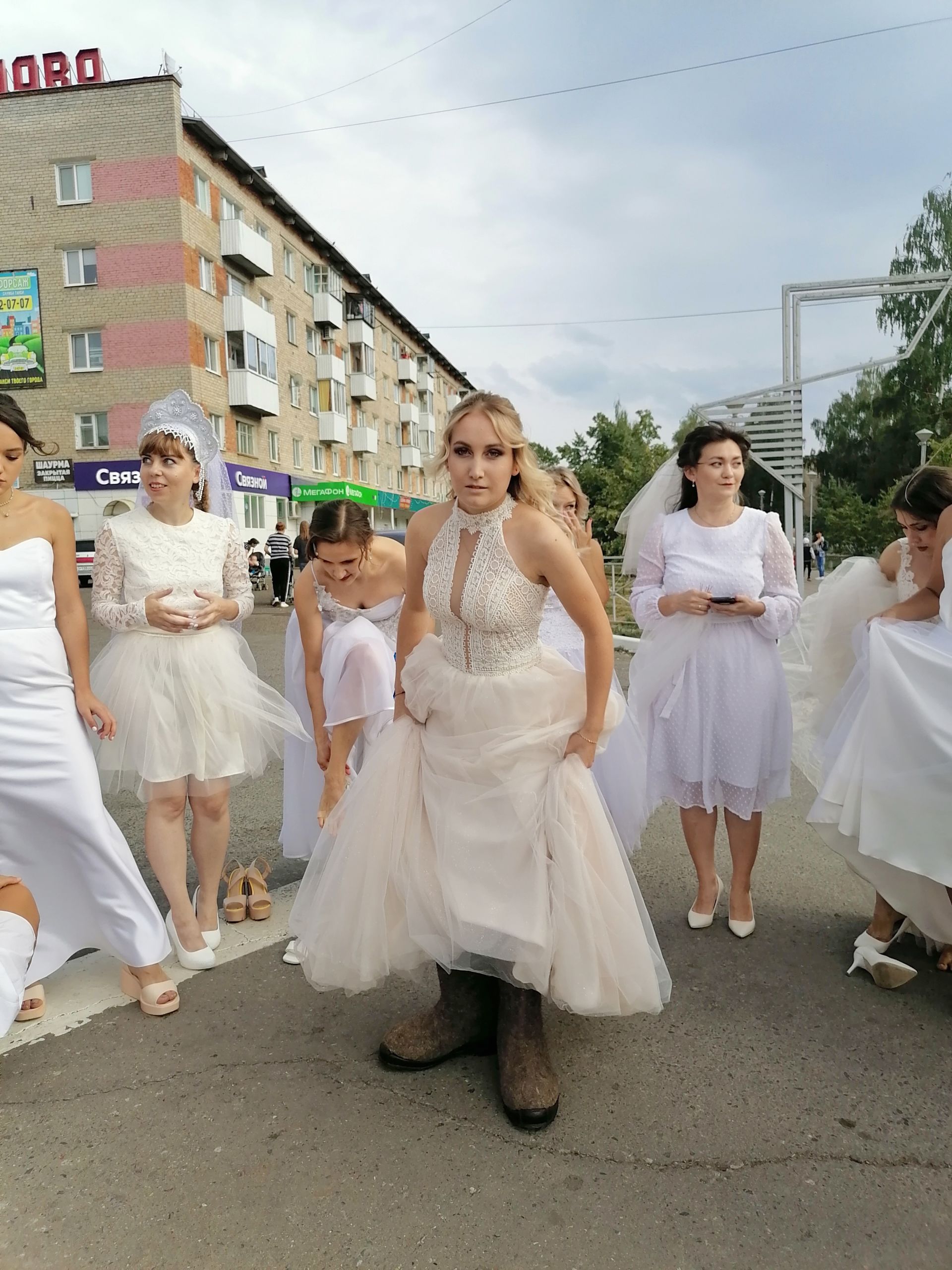 Невесты Менделеевска участвовали в забеге в валенках и устроили флешмоб с байкерами