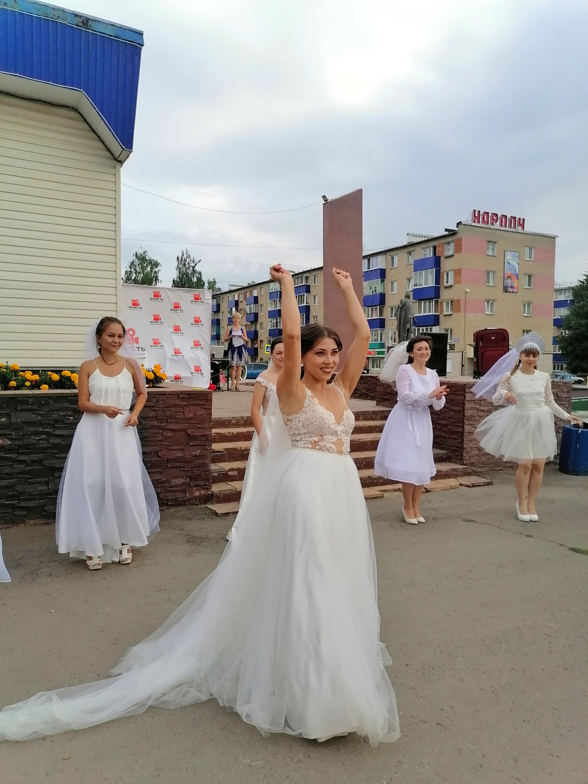 Невесты Менделеевска участвовали в забеге в валенках и устроили флешмоб с байкерами