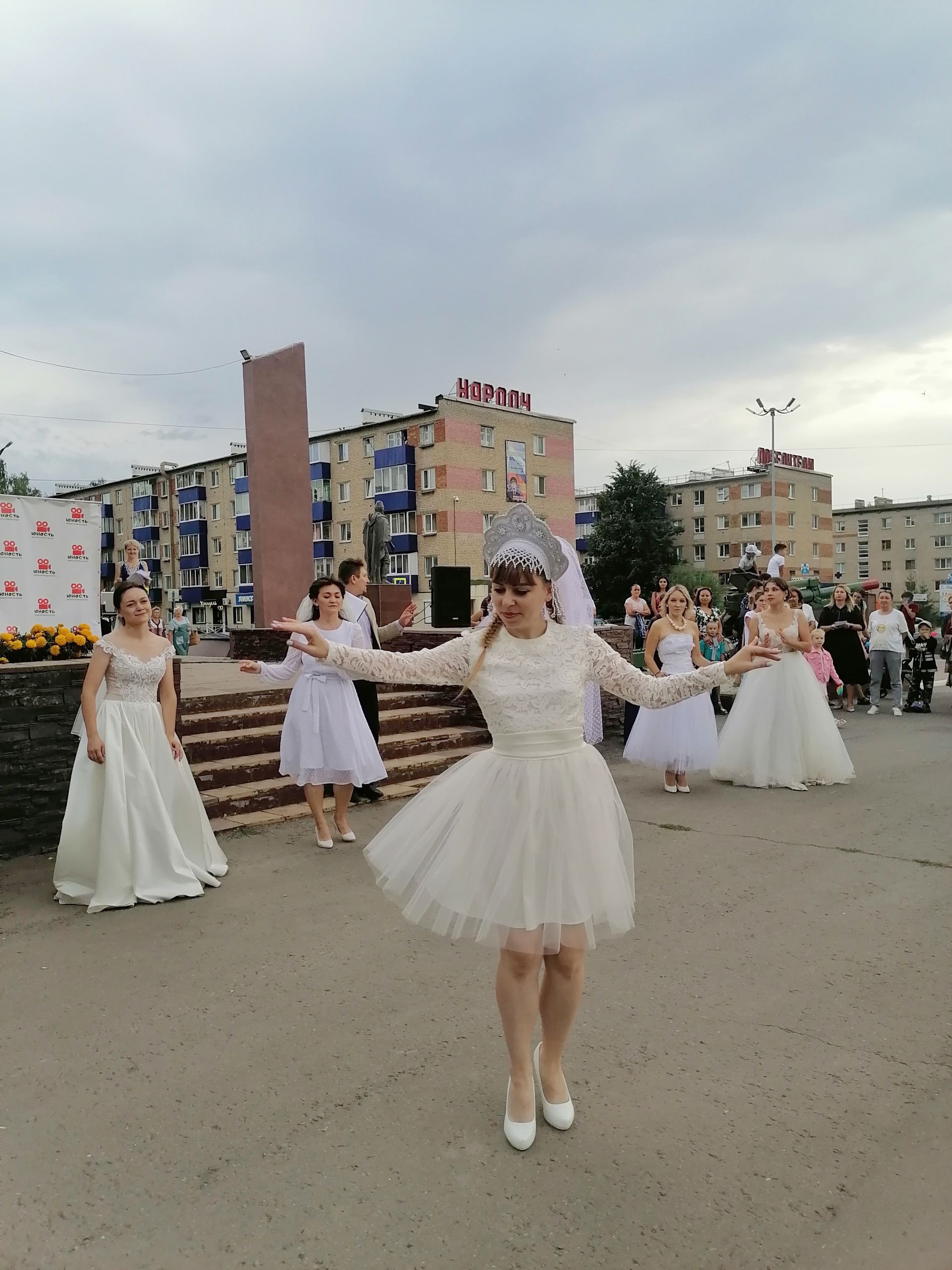 Невесты Менделеевска участвовали в забеге в валенках и устроили флешмоб с байкерами