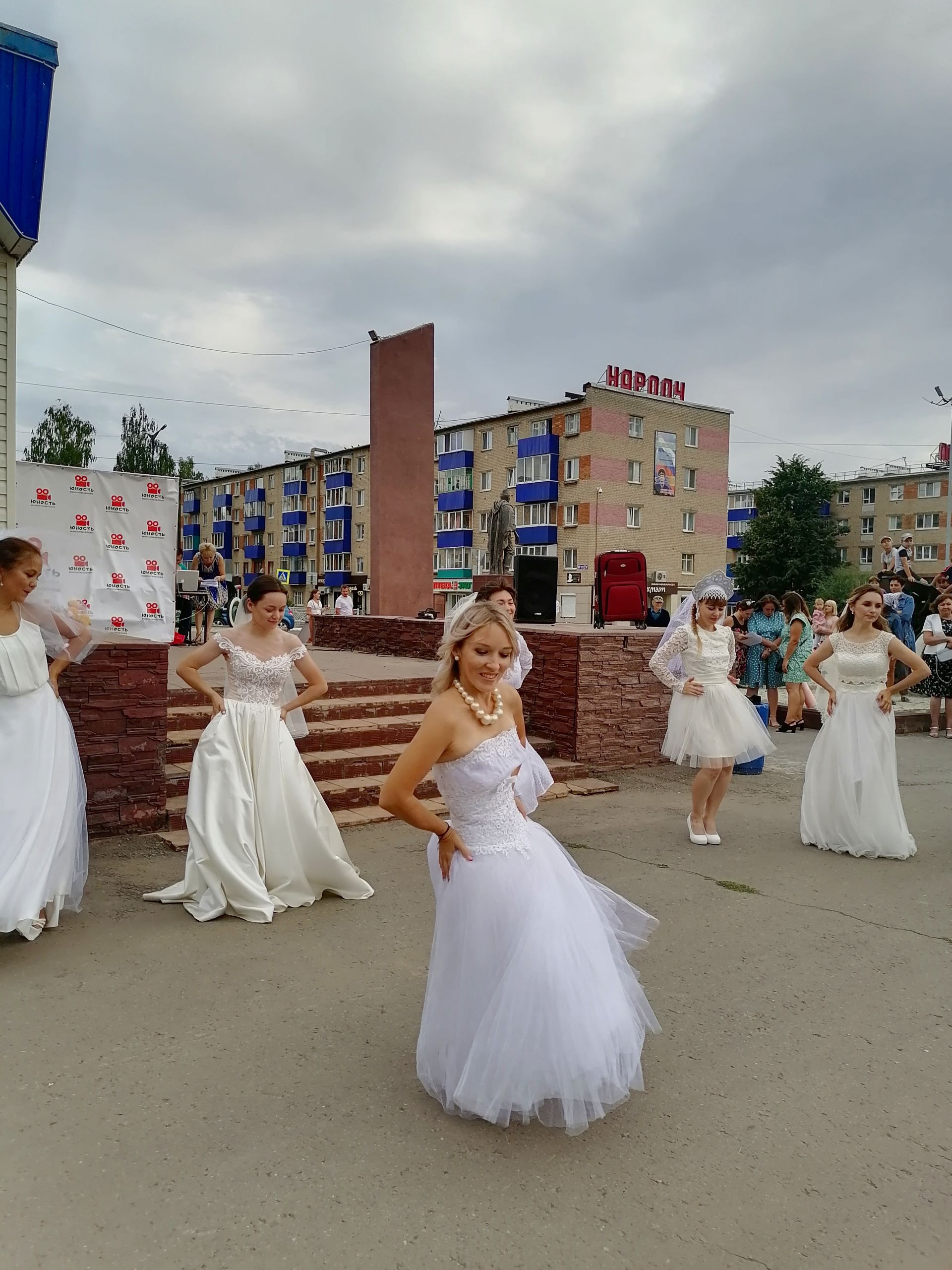 Невесты Менделеевска участвовали в забеге в валенках и устроили флешмоб с байкерами